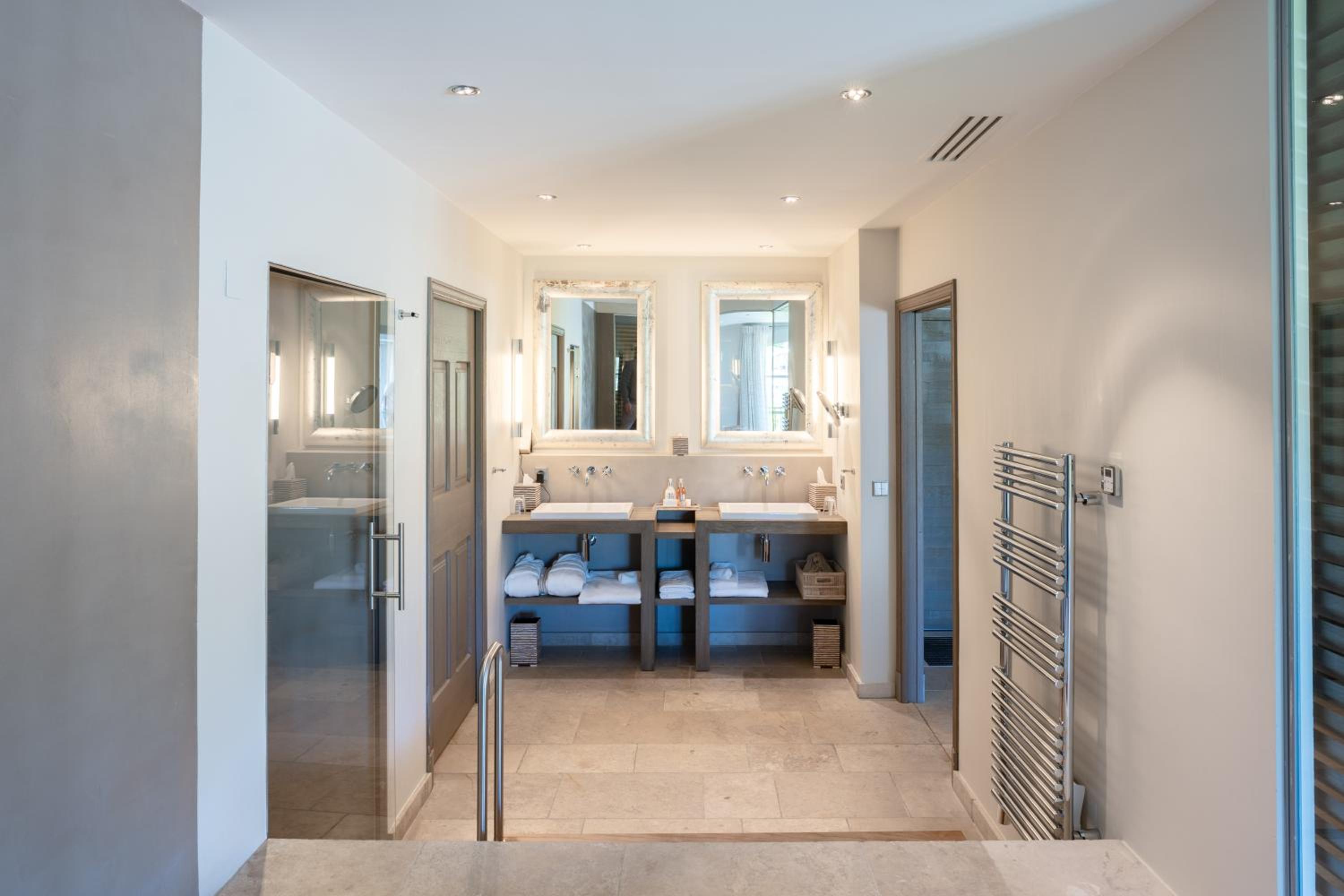 Deluxe Suite with Spa Bath - Photo 3