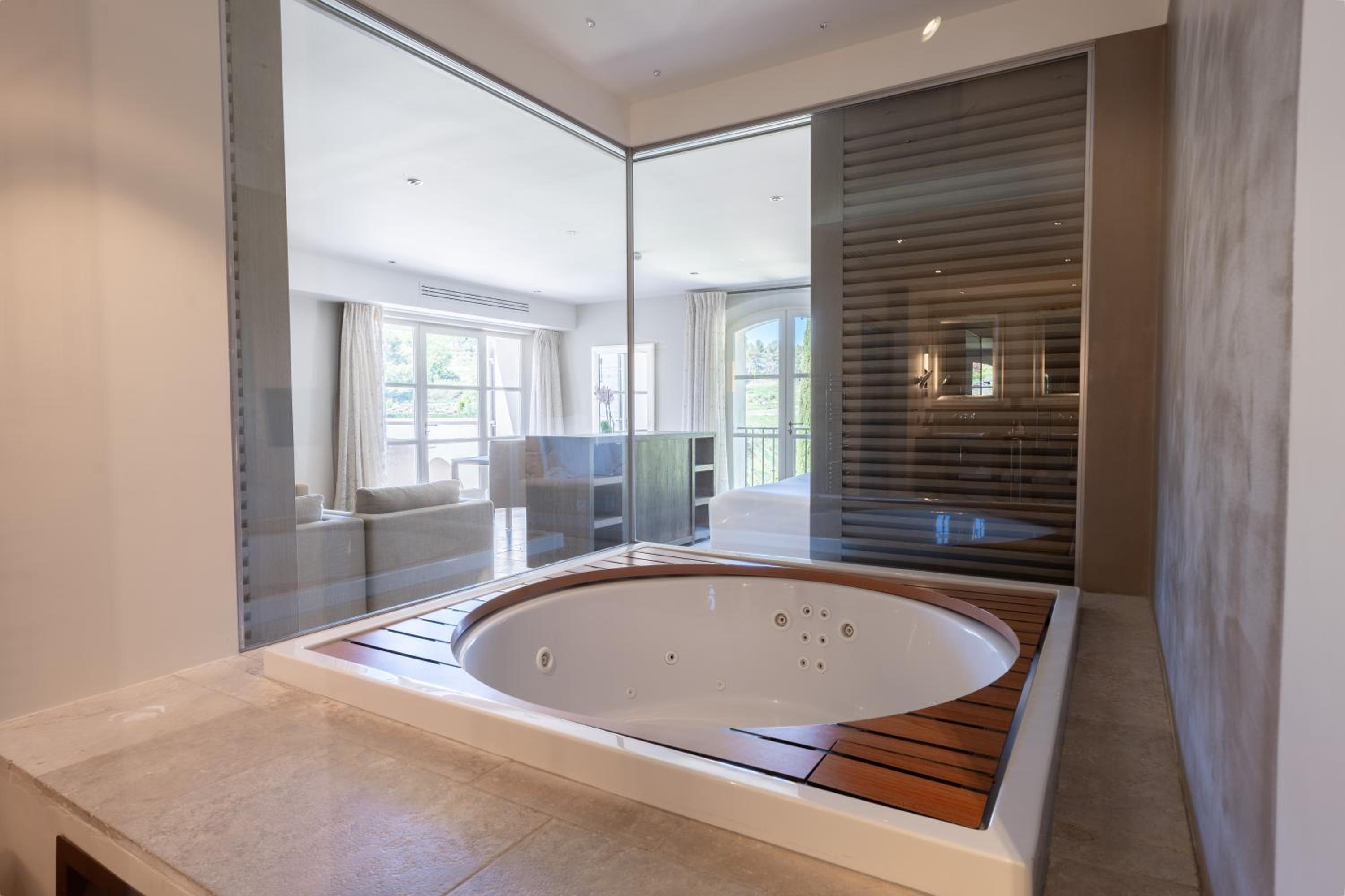 Deluxe Suite with Spa Bath - Photo 8