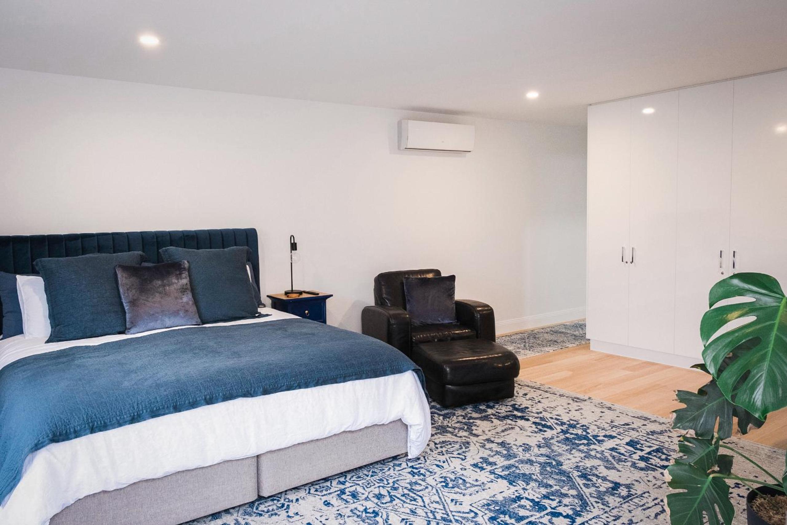 Deluxe King Suite photo 3