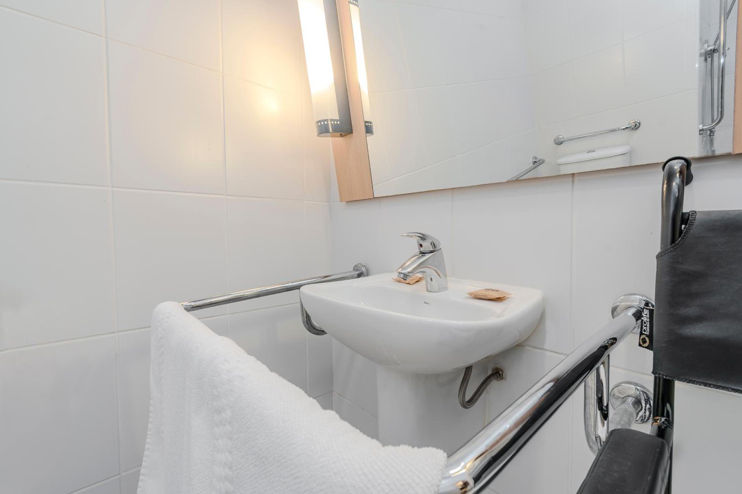 Standard Double Room - Disability Access photo 2