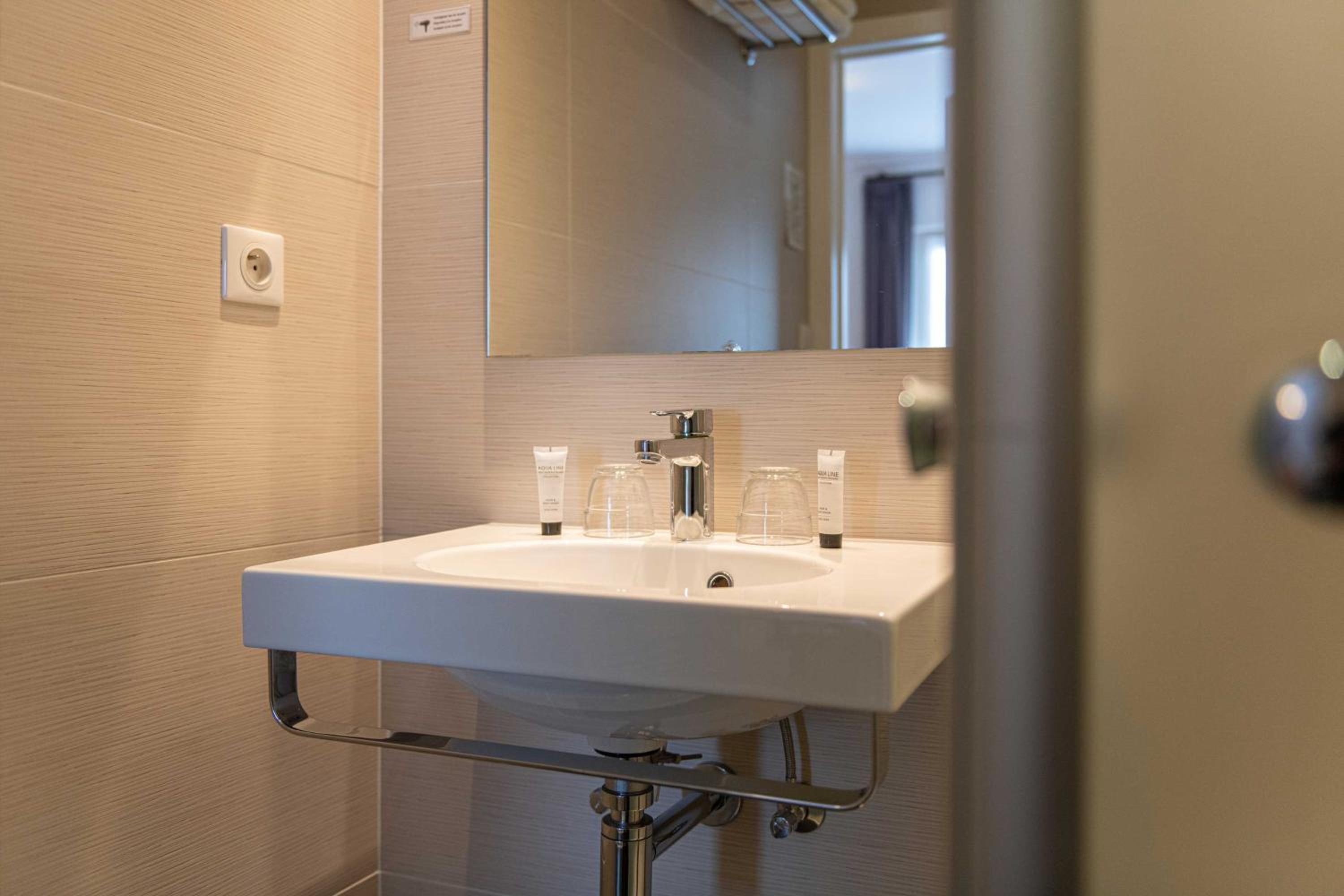 Double Room - Photo 9