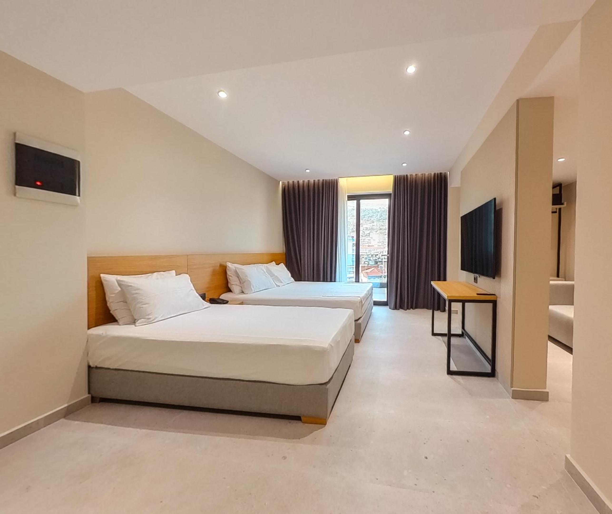 Deluxe Family Room with French Balcony photo 3