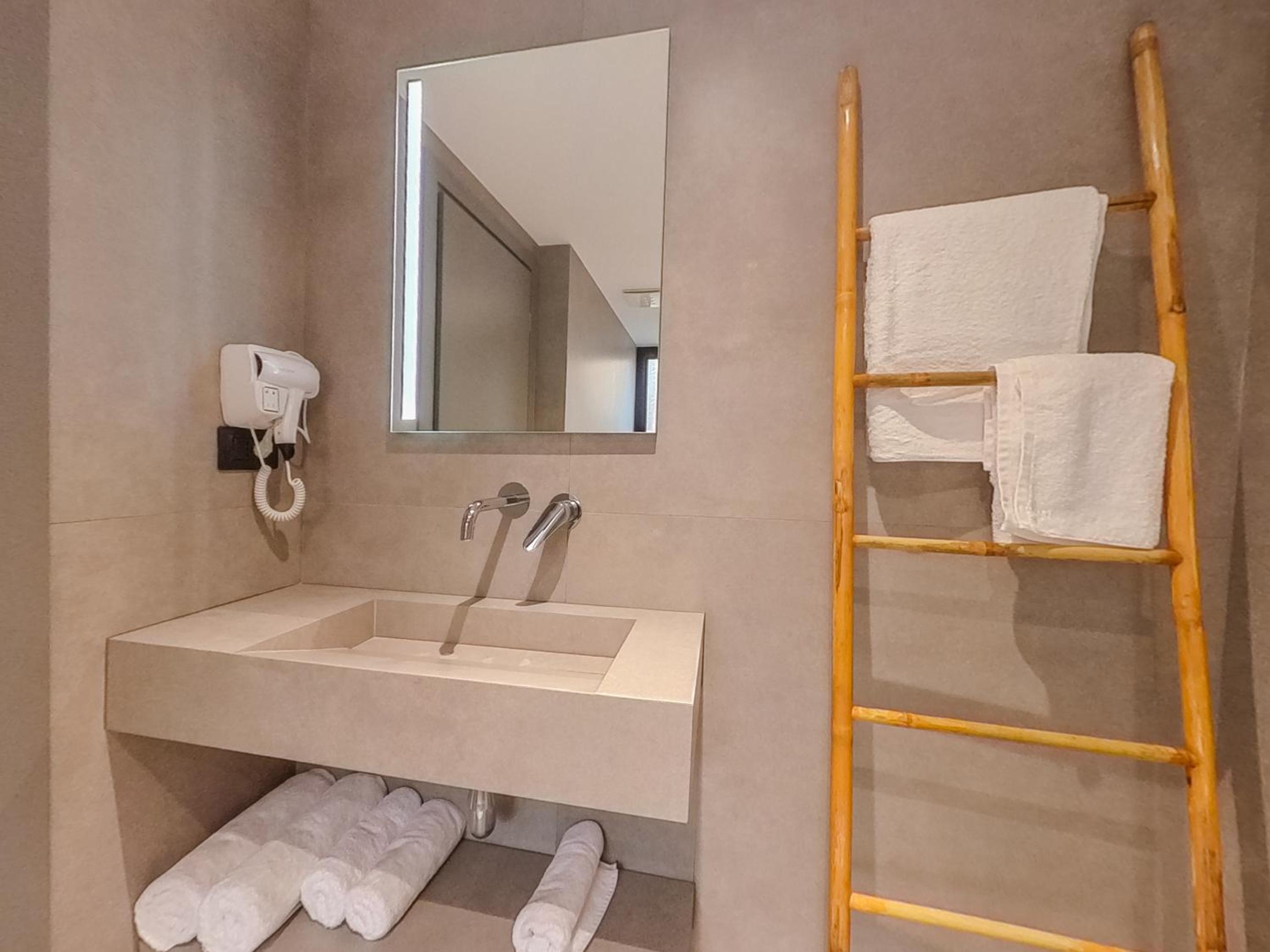Deluxe Double Room with Balcony and Side Sea View photo 3