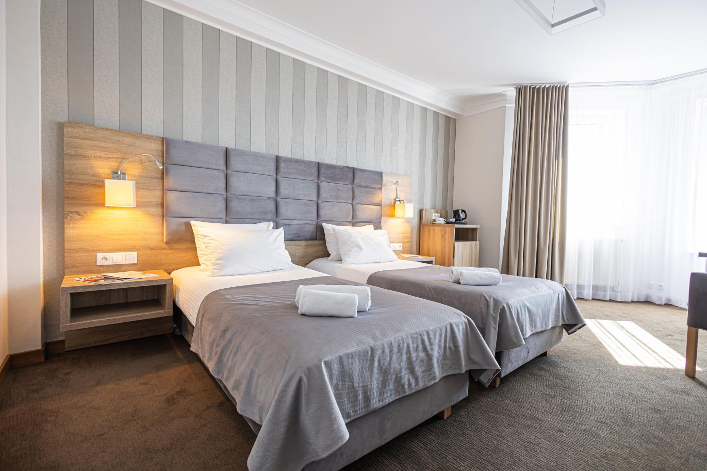 Large Twin Room - Photo 1
