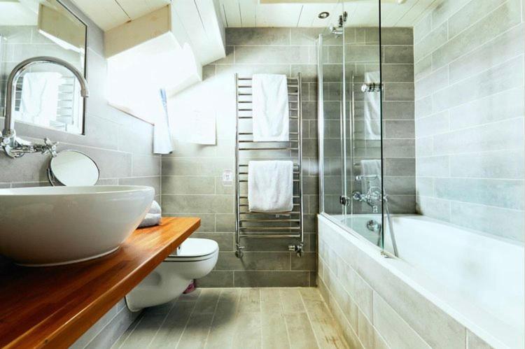 Twin Room with Private Bathroom photo 3