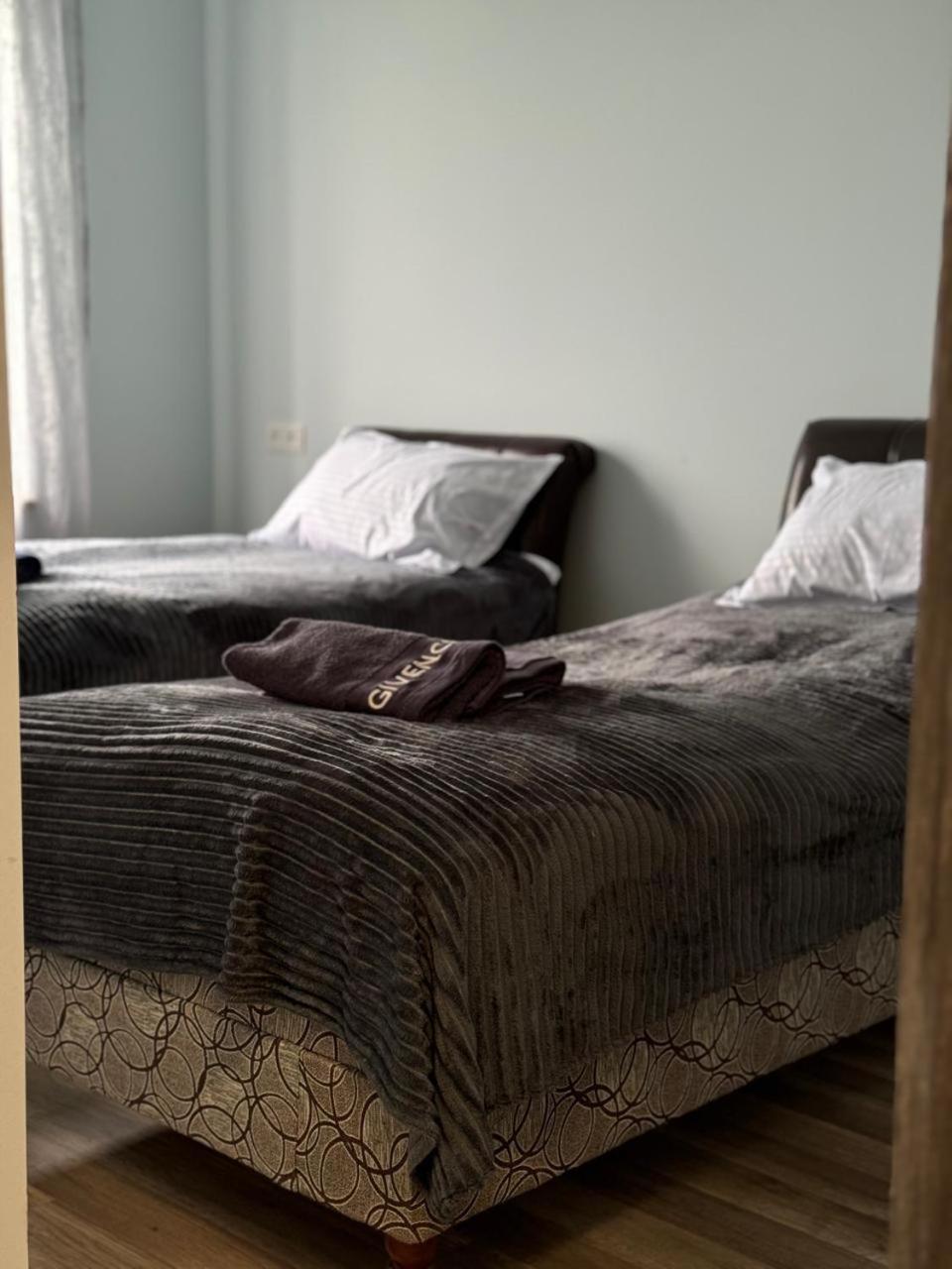Five-Bedroom House photo 1