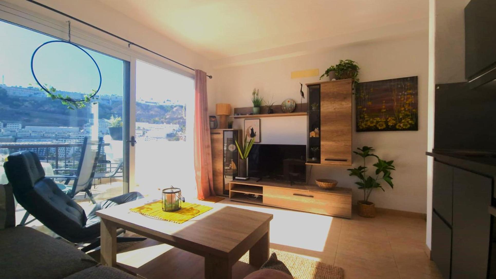 Apartamento de una habitación con vista al mar y balcón.