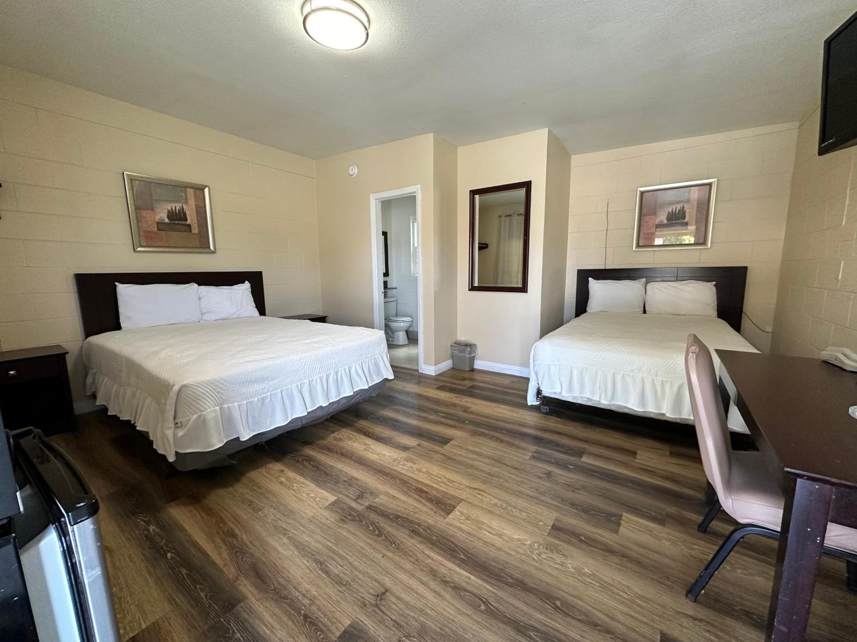 Queen Room with Two Queen Beds - Photo 8