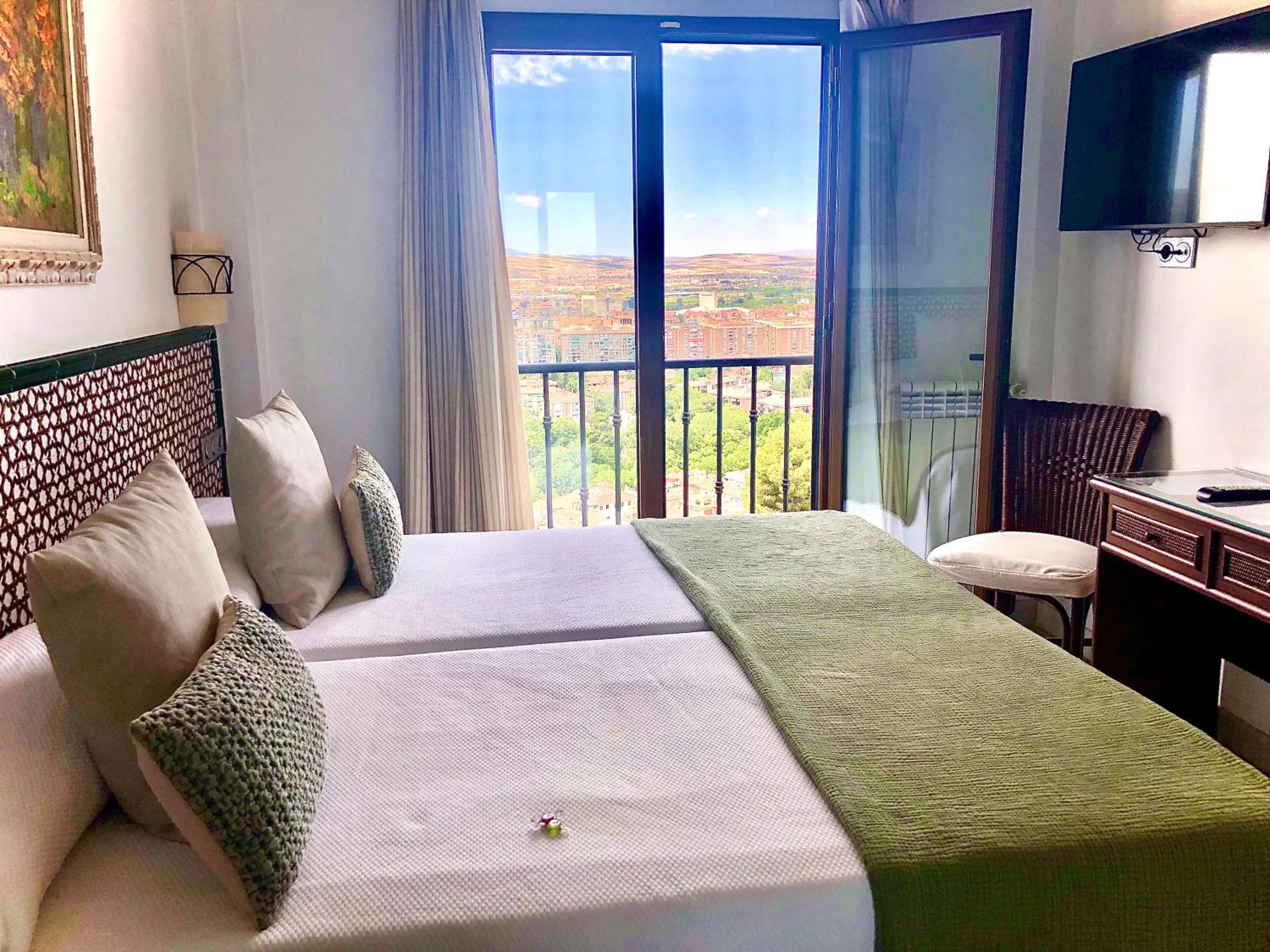 Superior Twin Room with City View - Photo 9