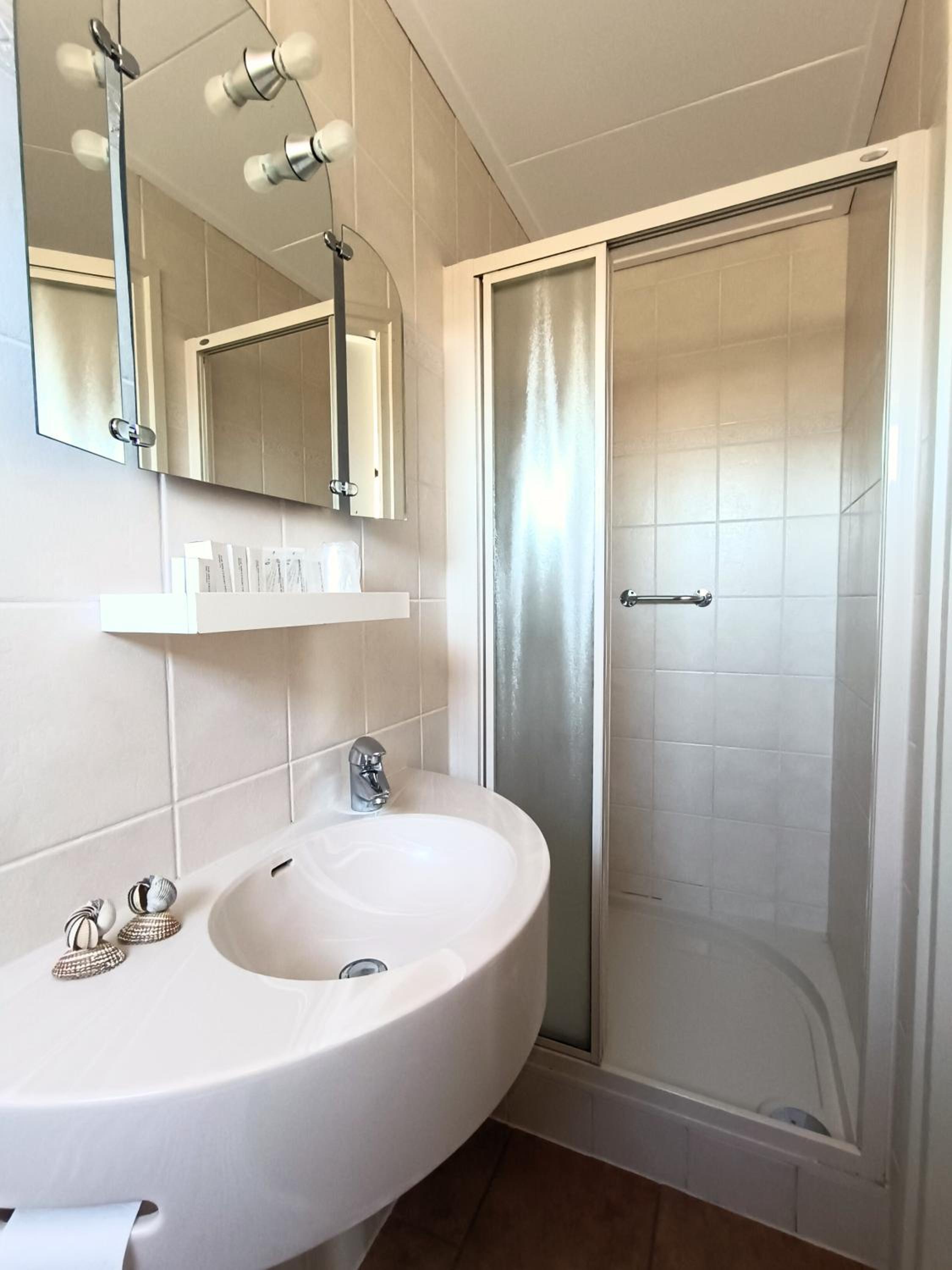 Standard Twin Room - Photo 20