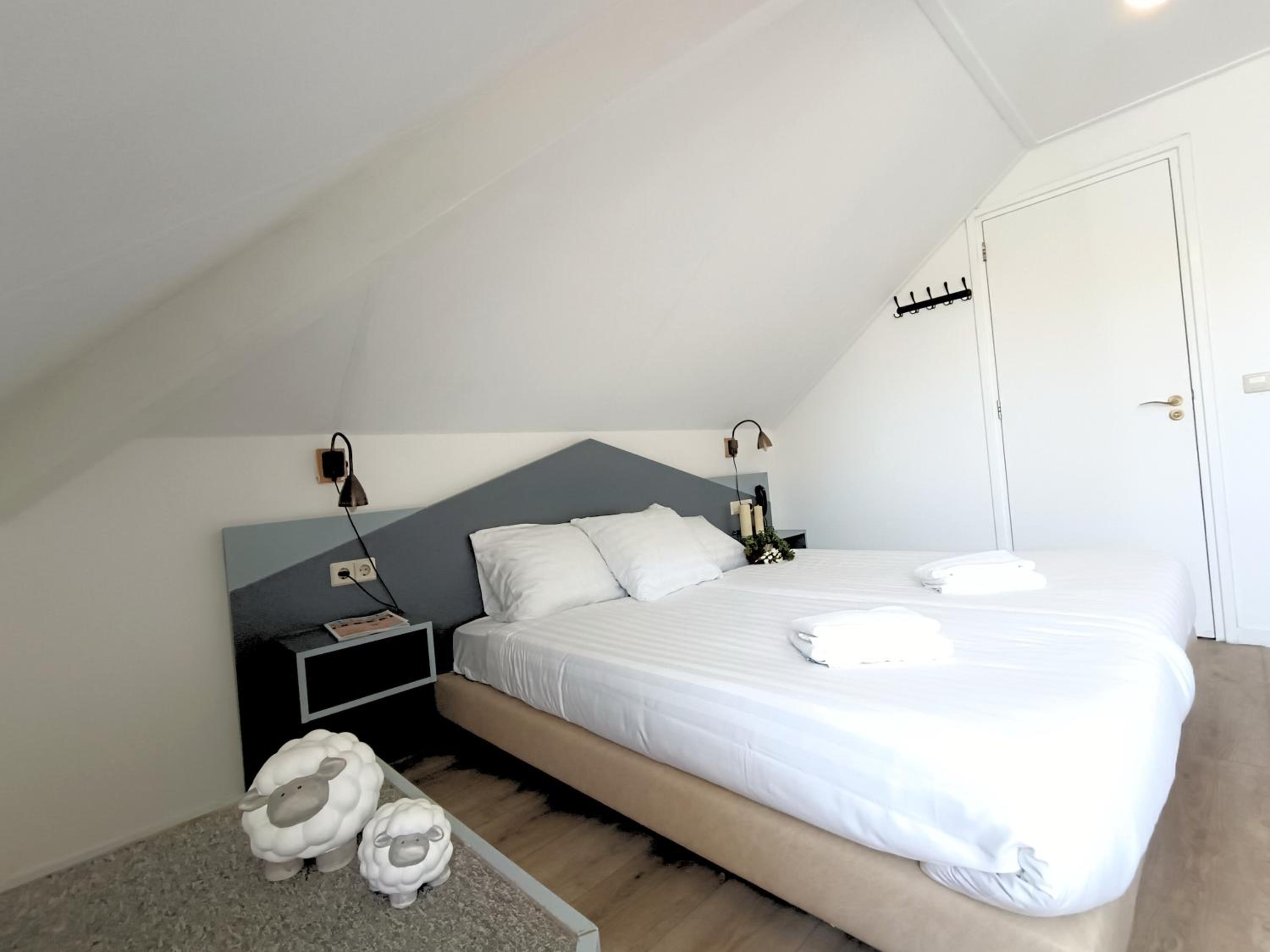 Standard Twin Room - Photo 22