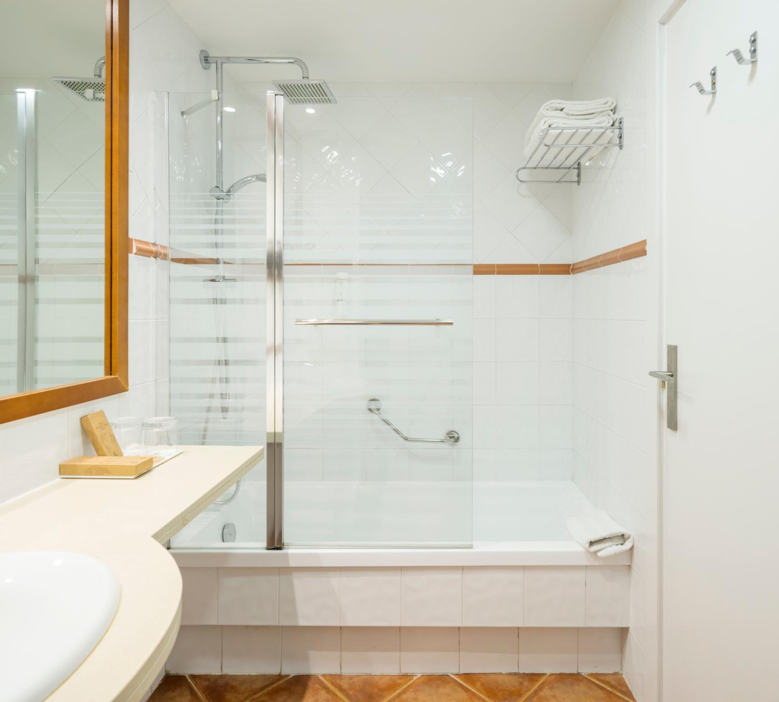 Double or Twin Room - Photo 9