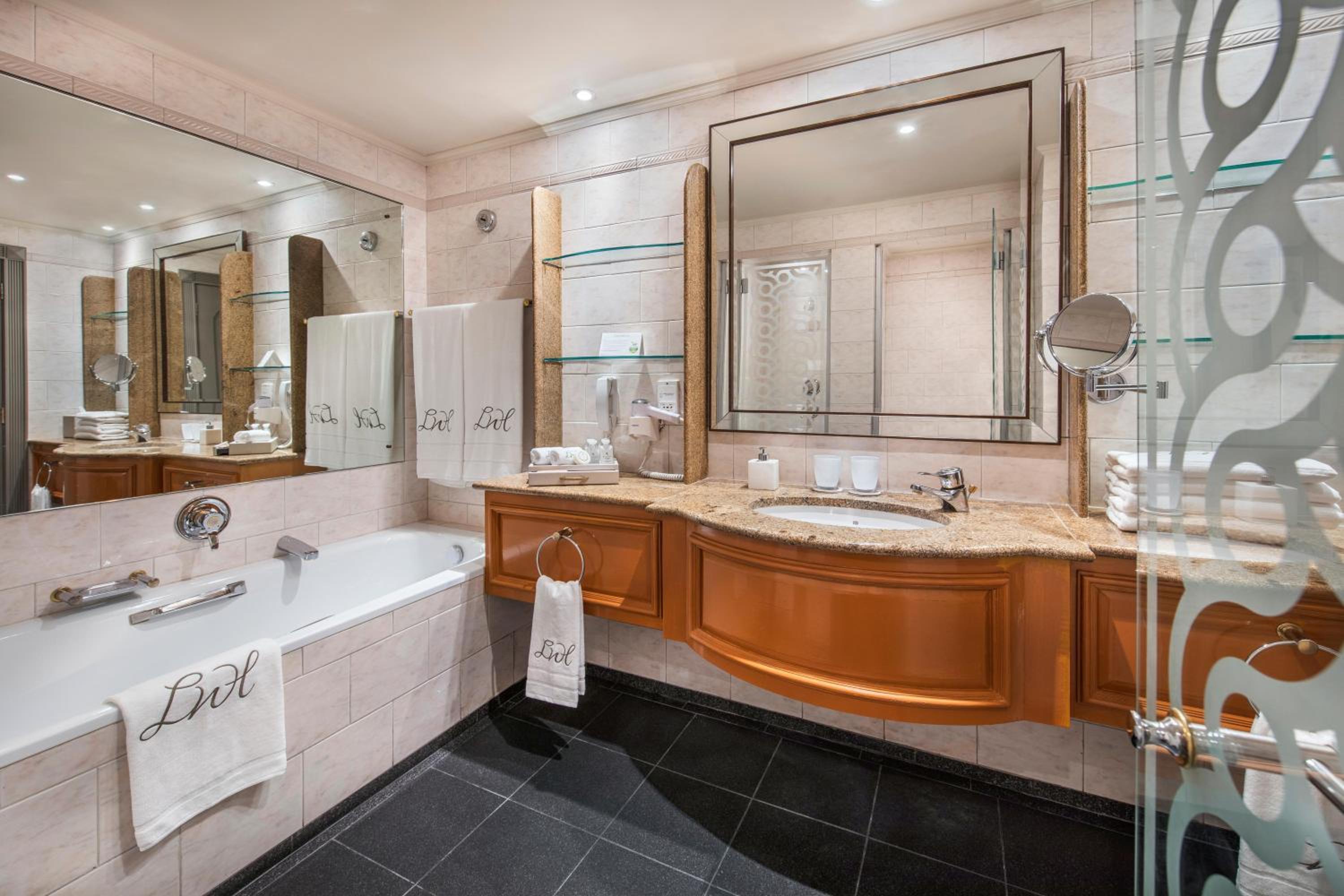 Junior Suite - Photo 1