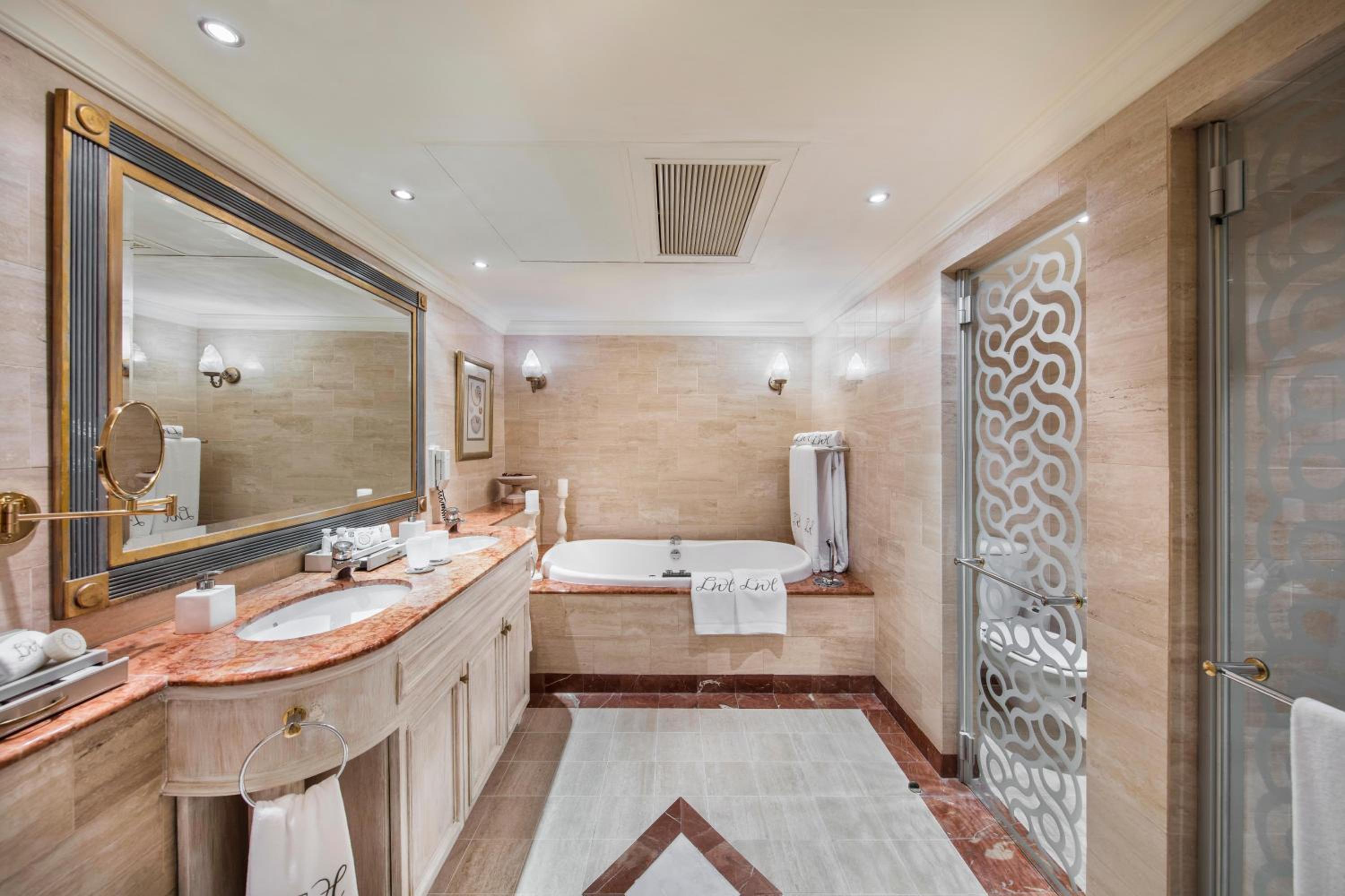 Luxury Suite - Photo 4