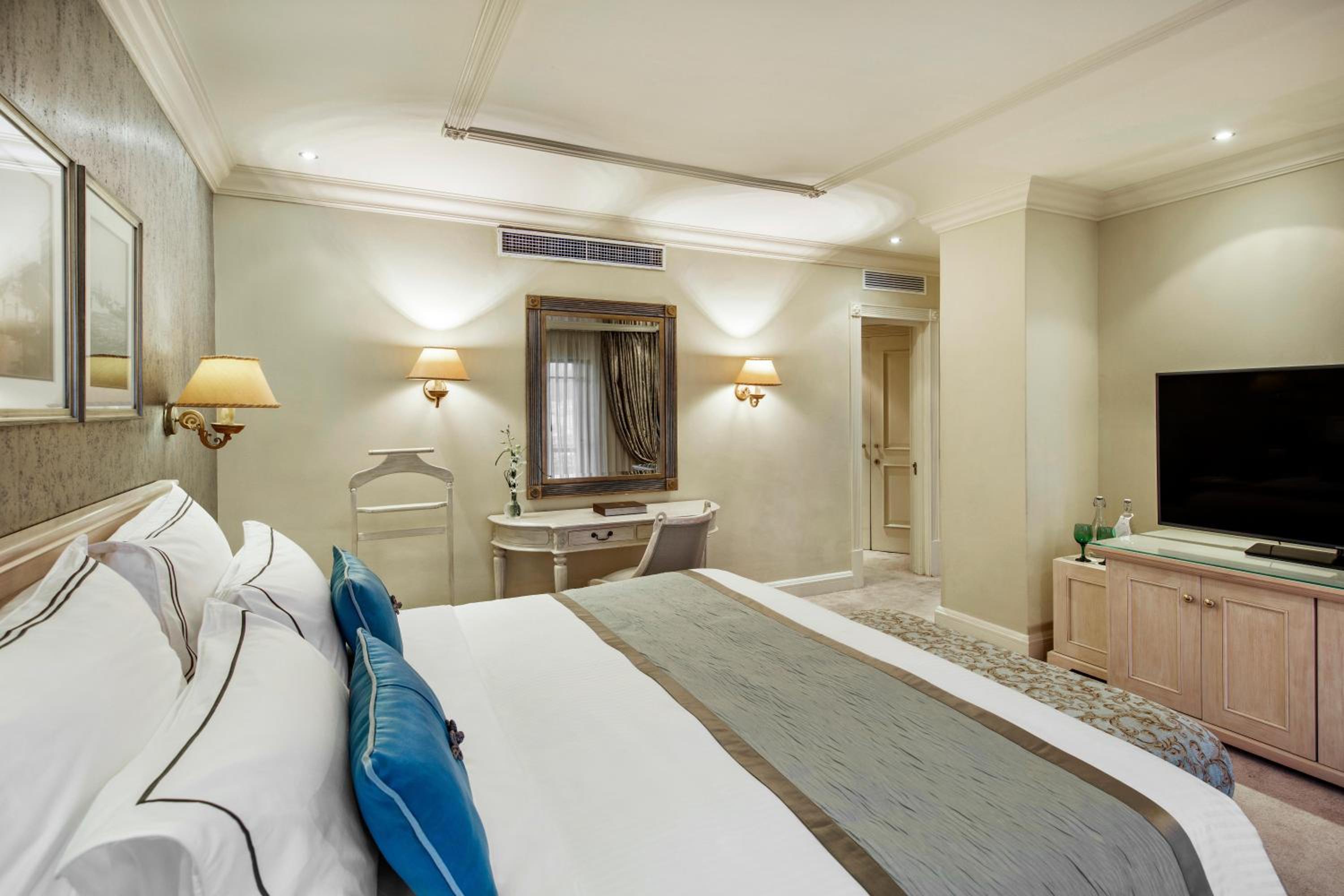 Luxury Suite - Photo 5