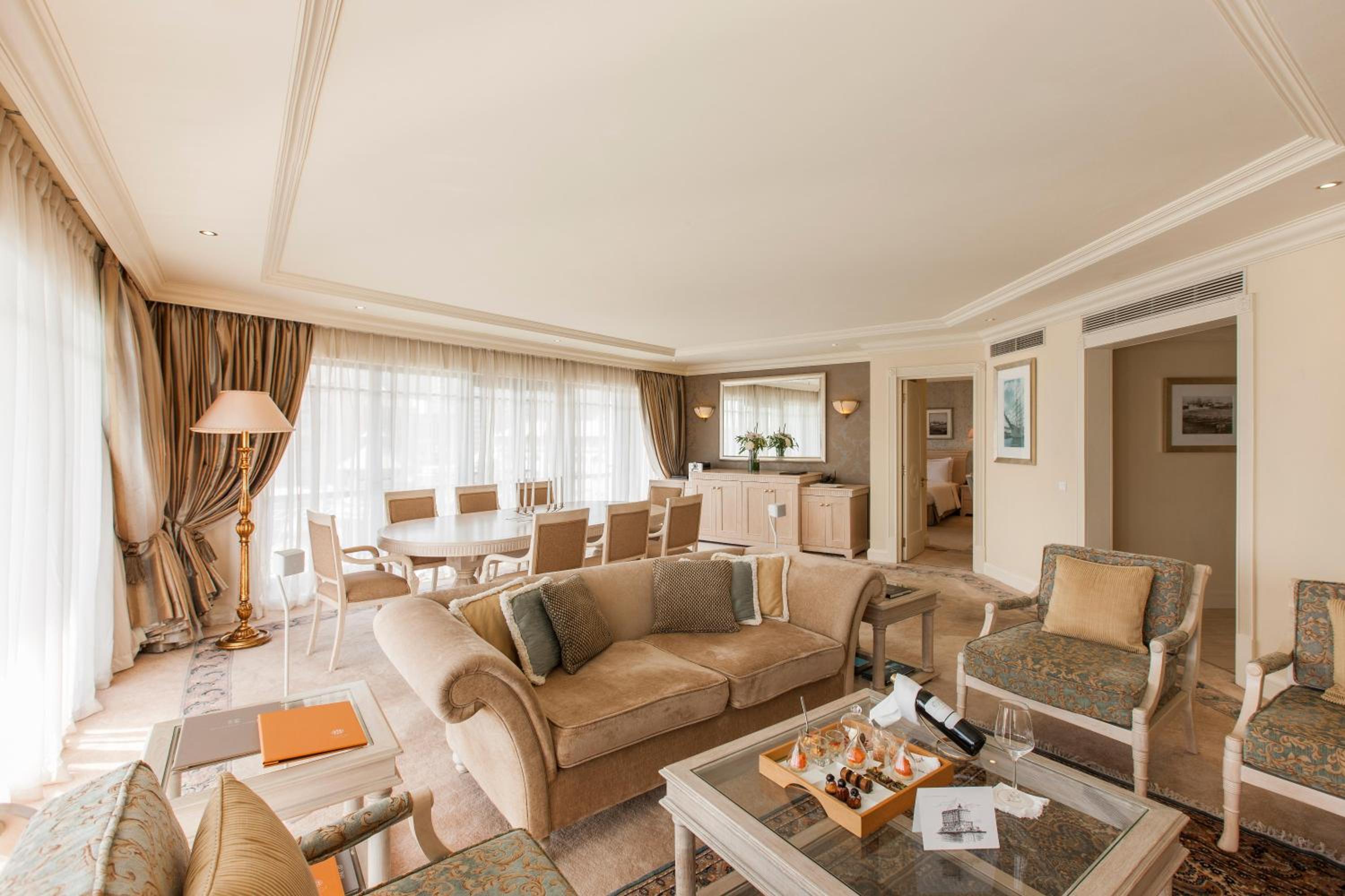 Luxury Suite - Photo 8