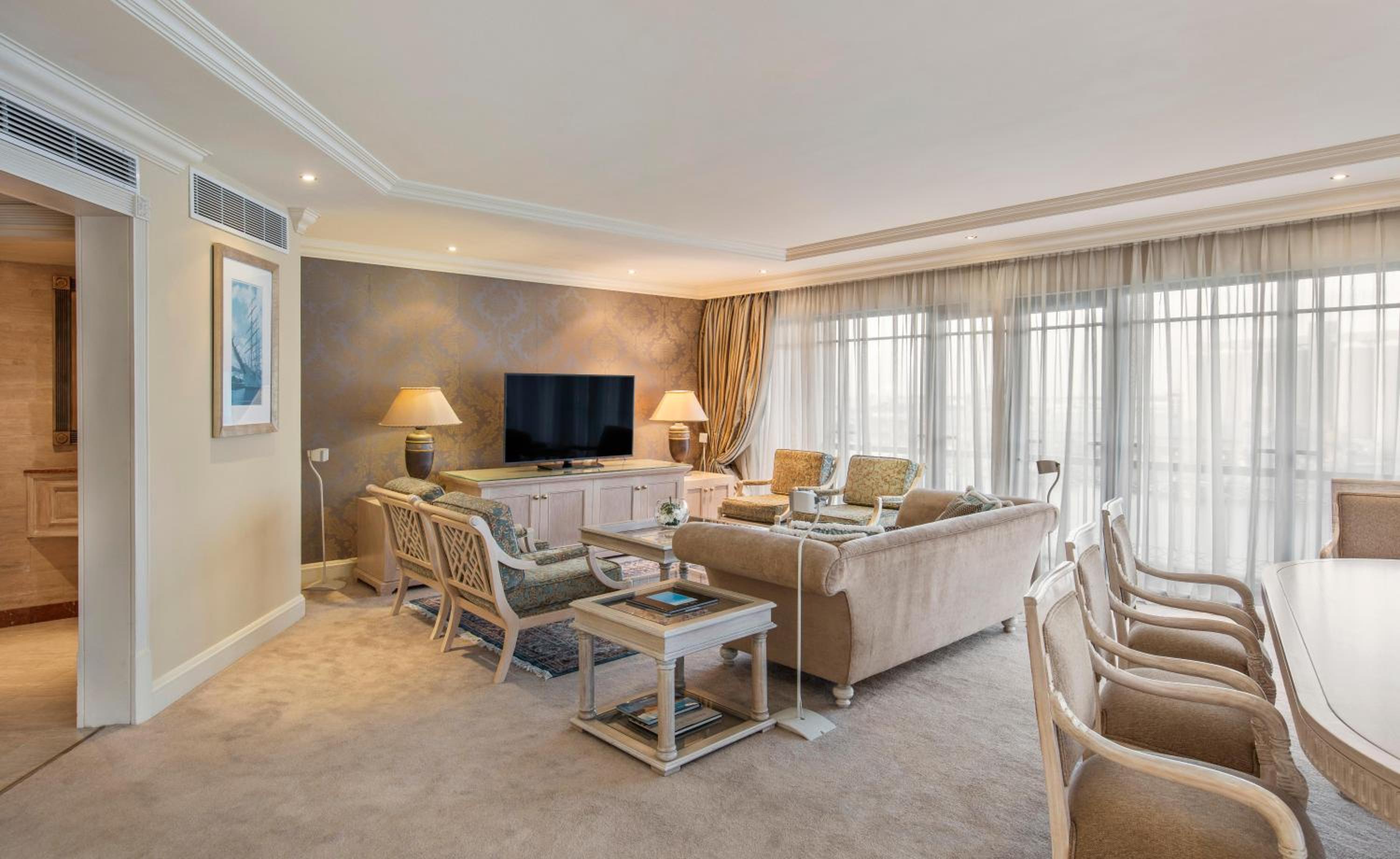 Luxury Suite - Photo 7