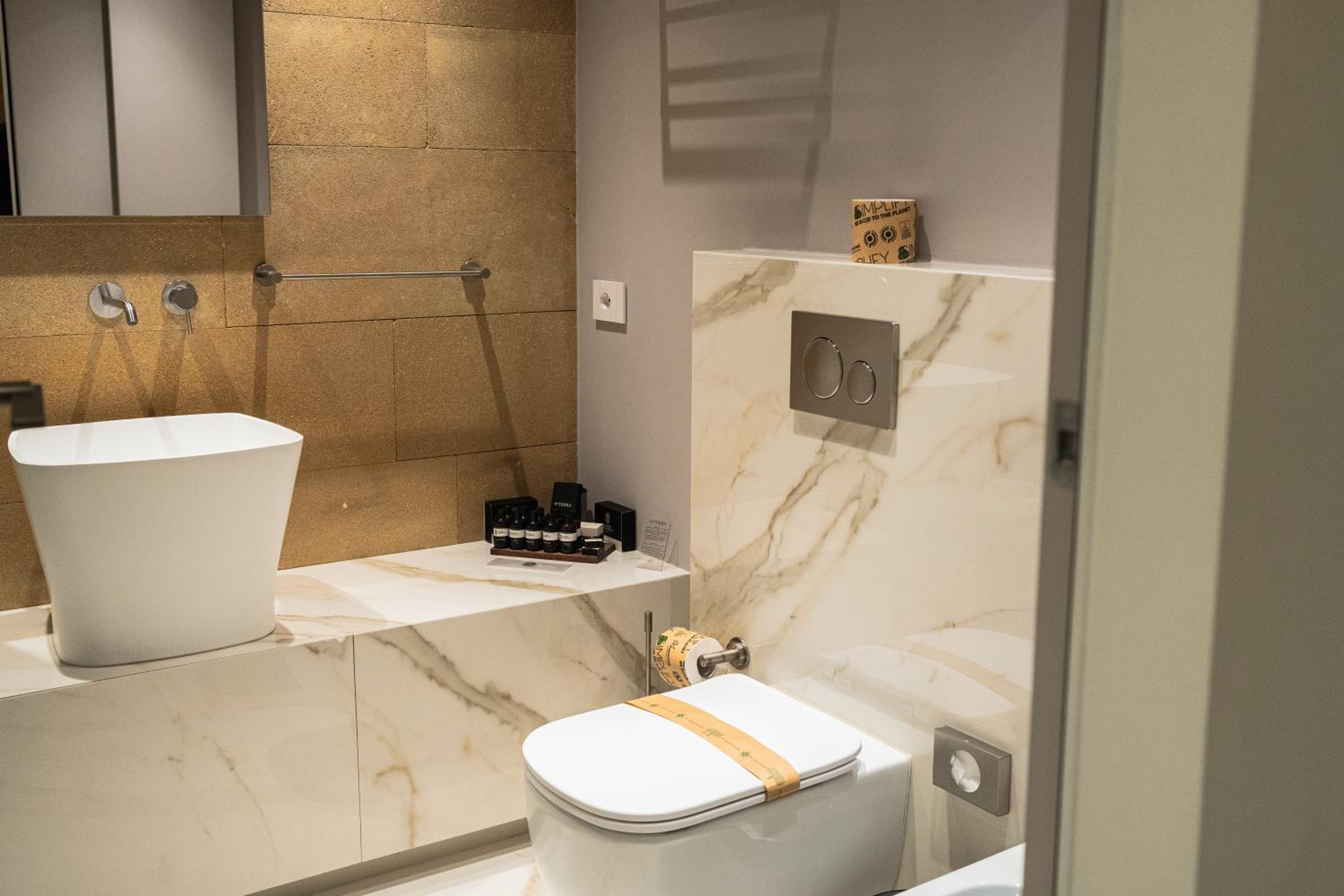 Executive Suite - Photo 4