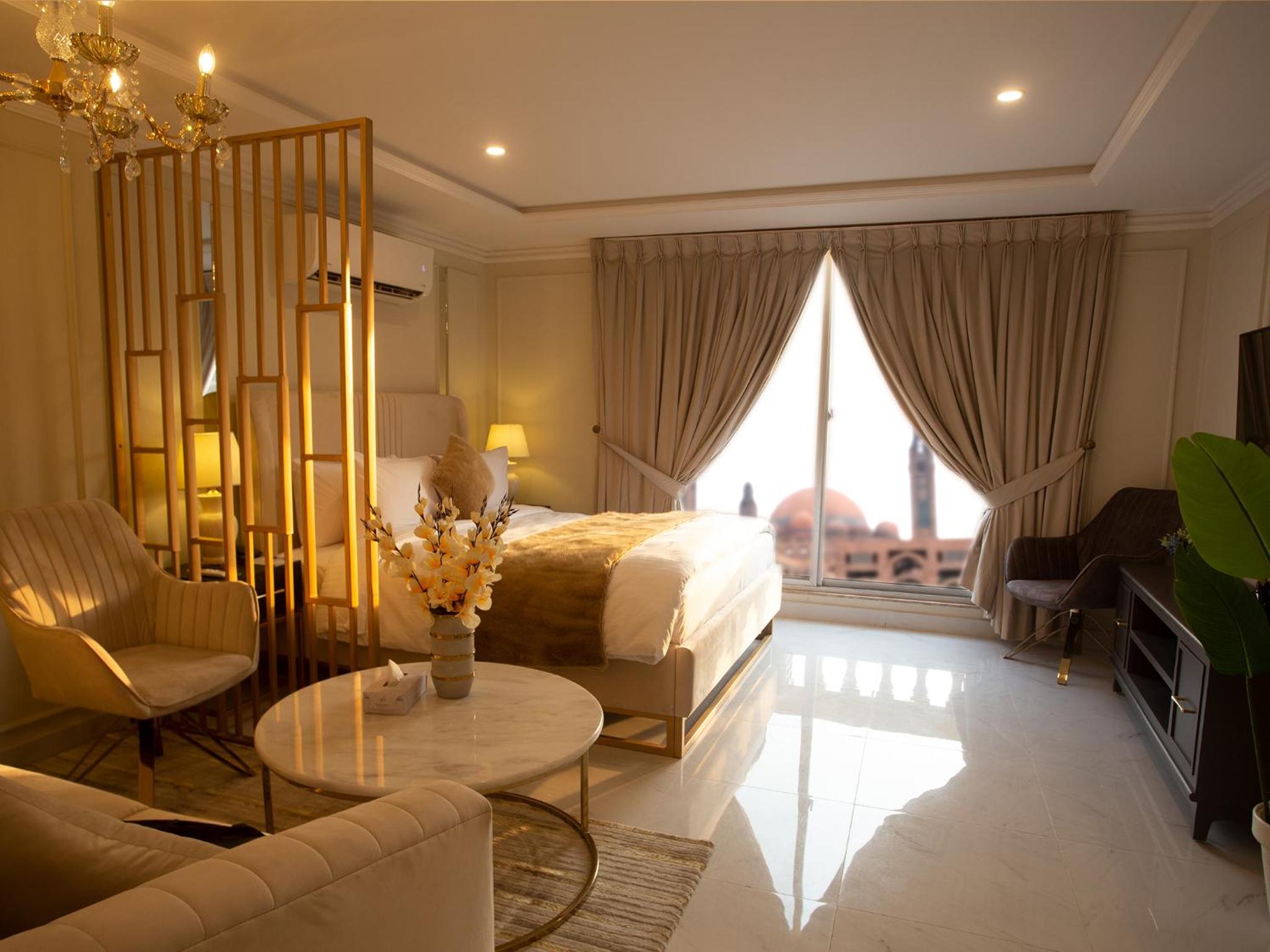 Deluxe One-Bedroom Apartment
