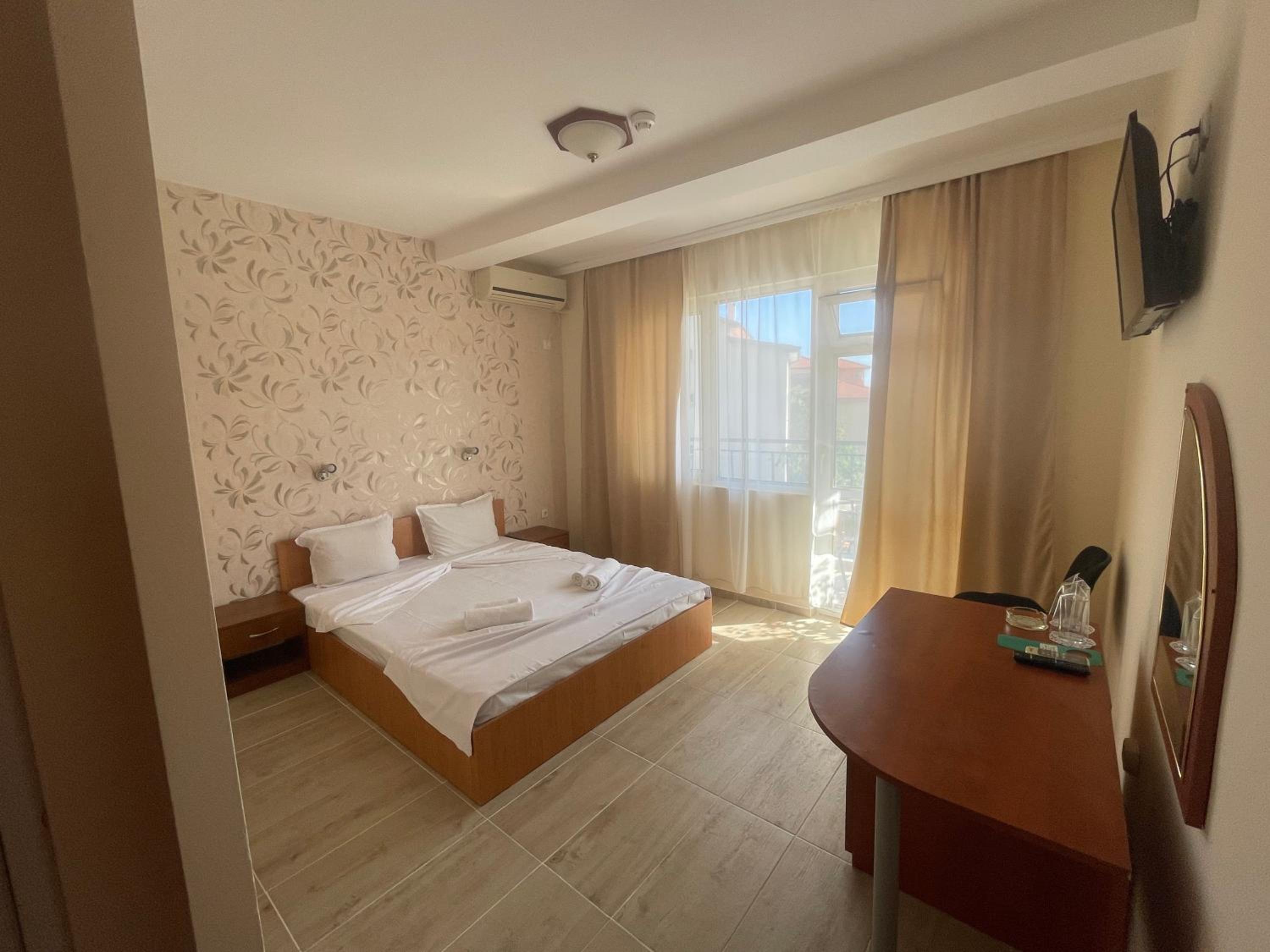 Double Room - Photo 5
