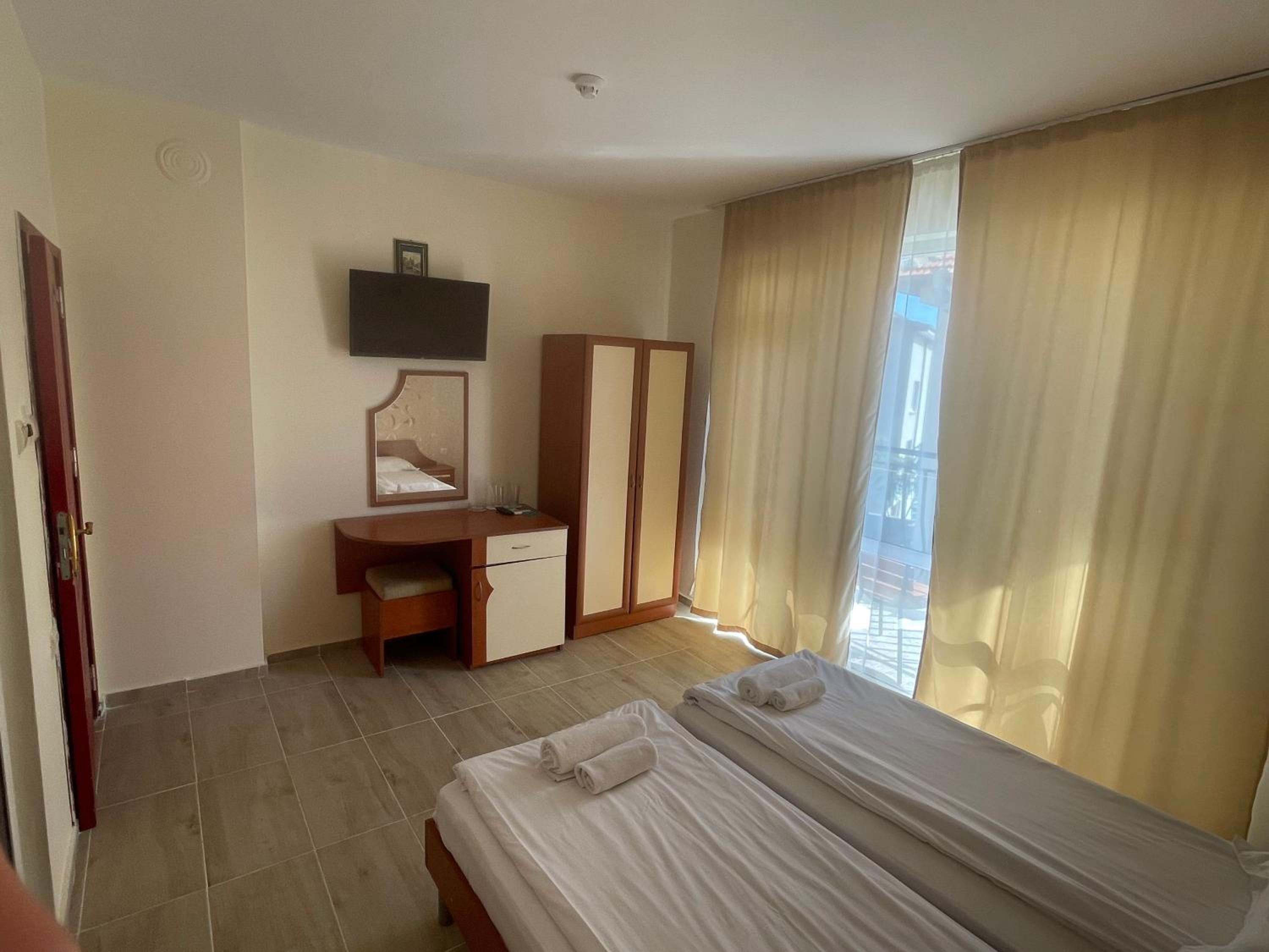 Double Room - Photo 2