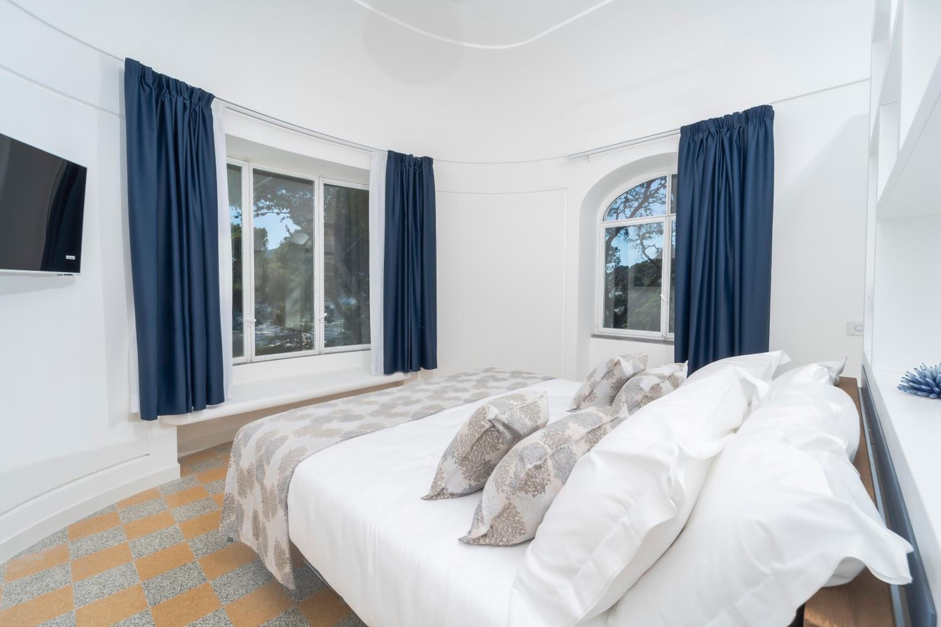 Deluxe Double Room with Balcony and Sea View