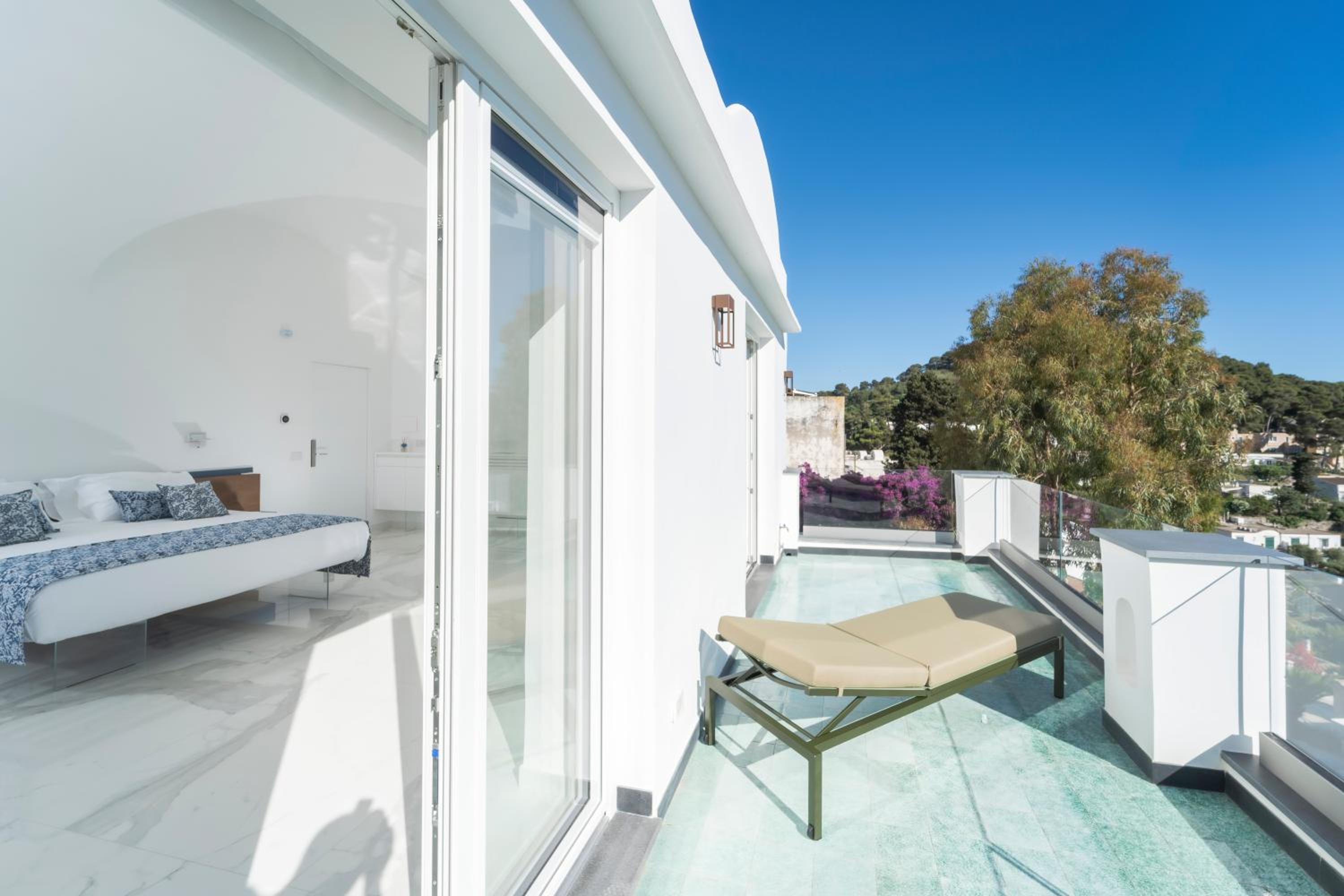 Deluxe Double Room with Balcony and Sea View photo 2