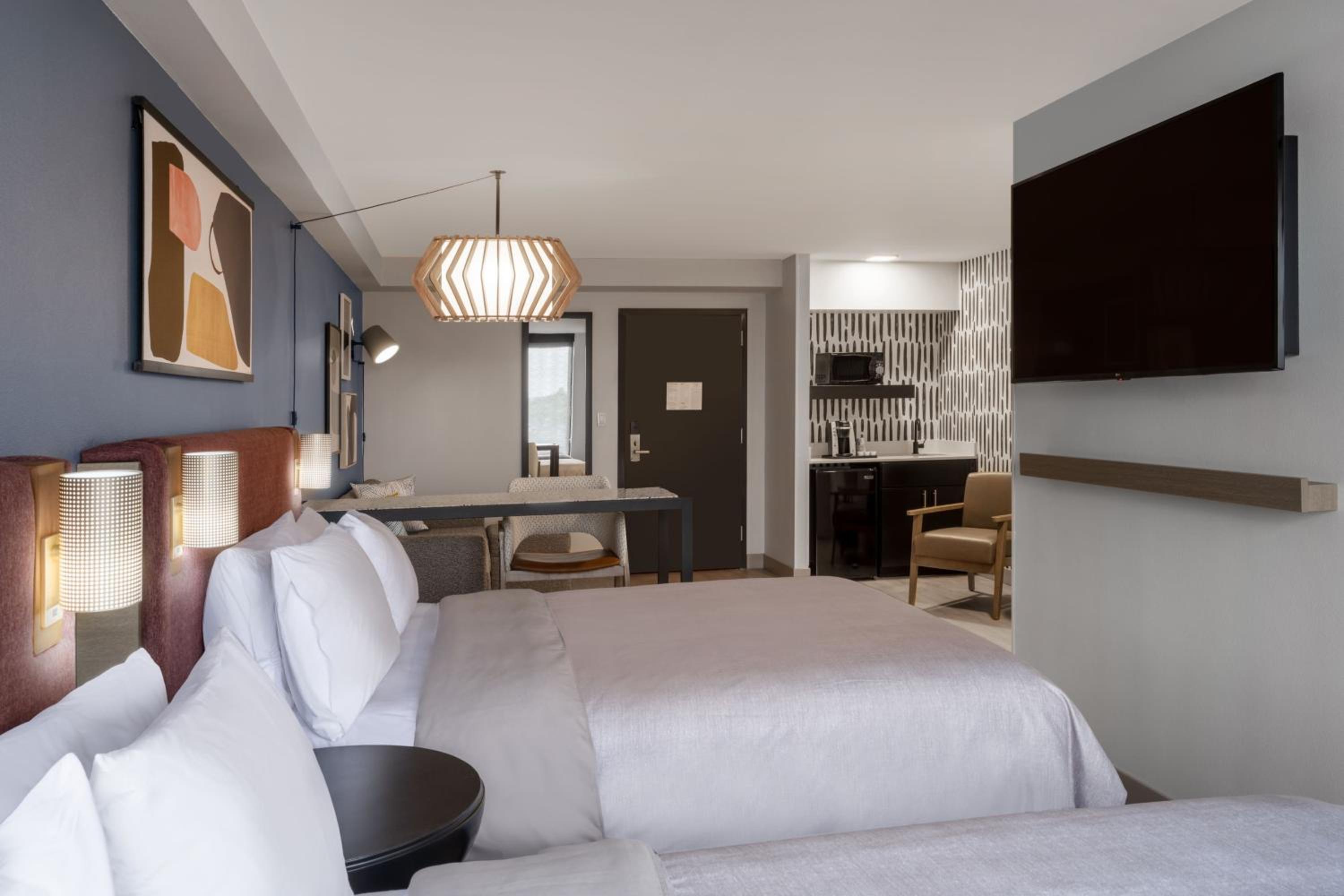 Studio Suite with Two Queen Beds - Photo 9
