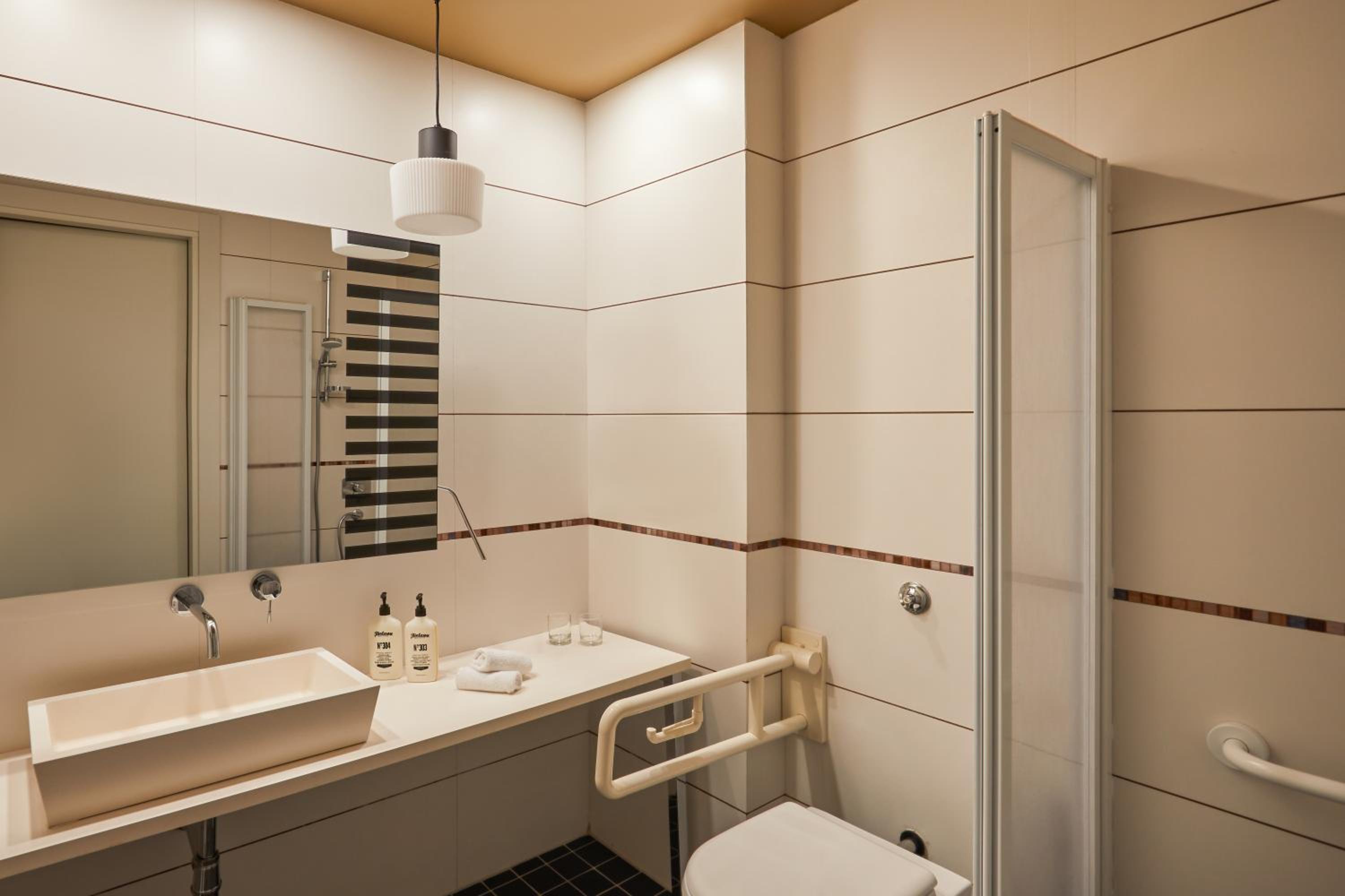 Standard Queen Room - Accessible
