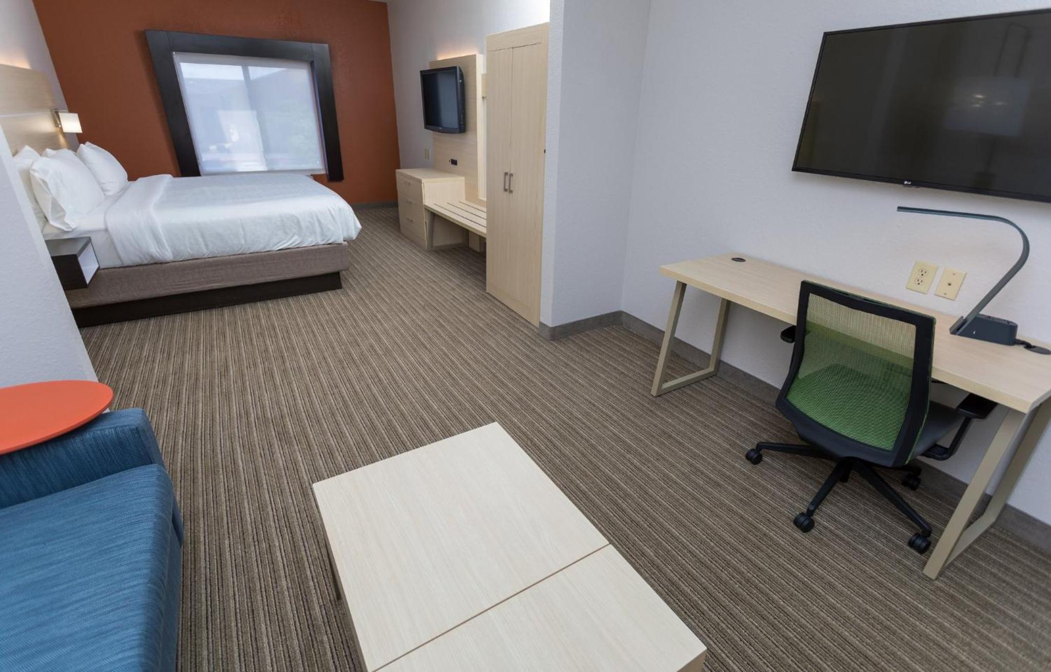 King Suite - Communications and Mobility Accessible Tub