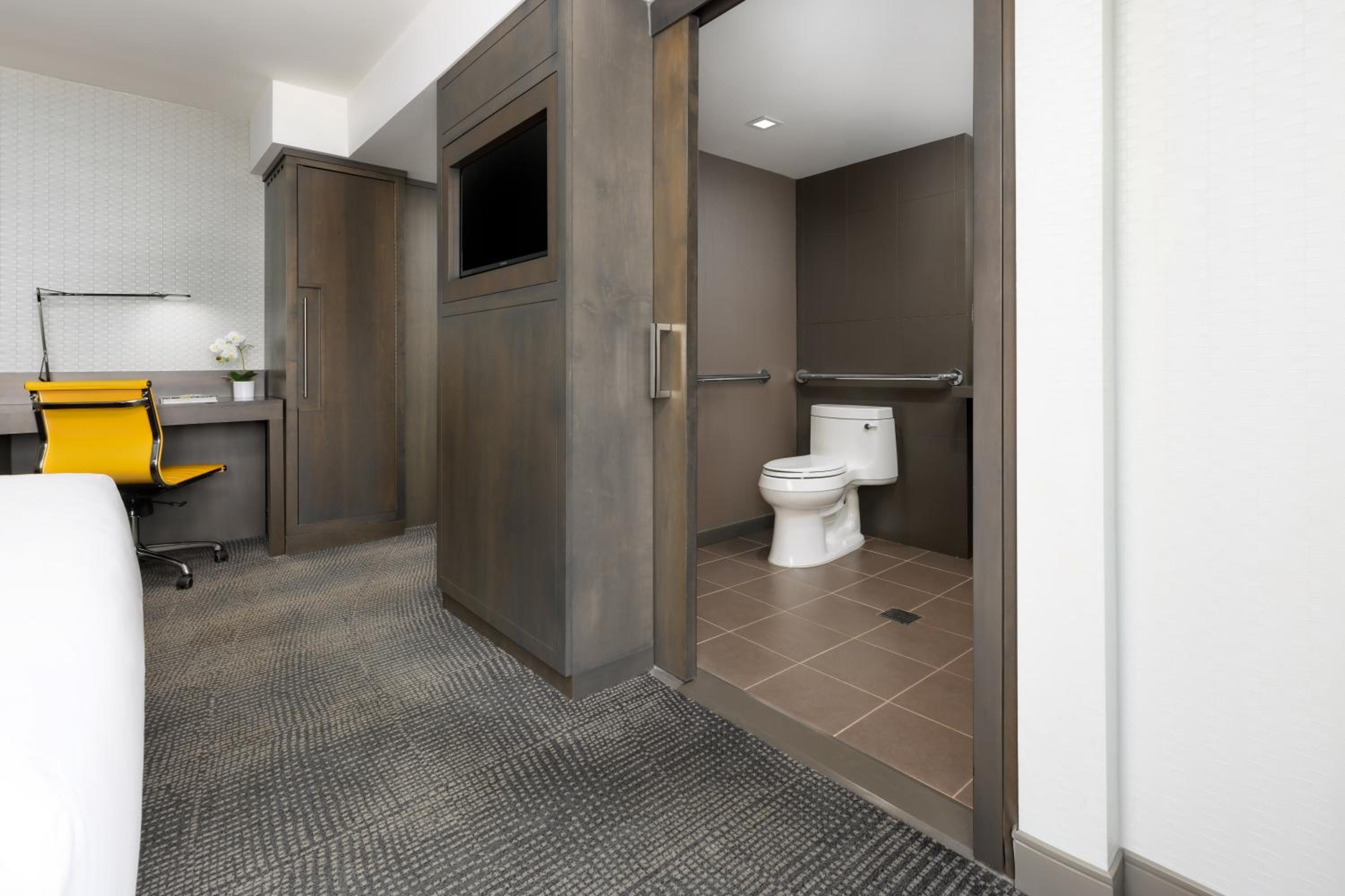 Social City View Accessible King-Roll-in Shower
