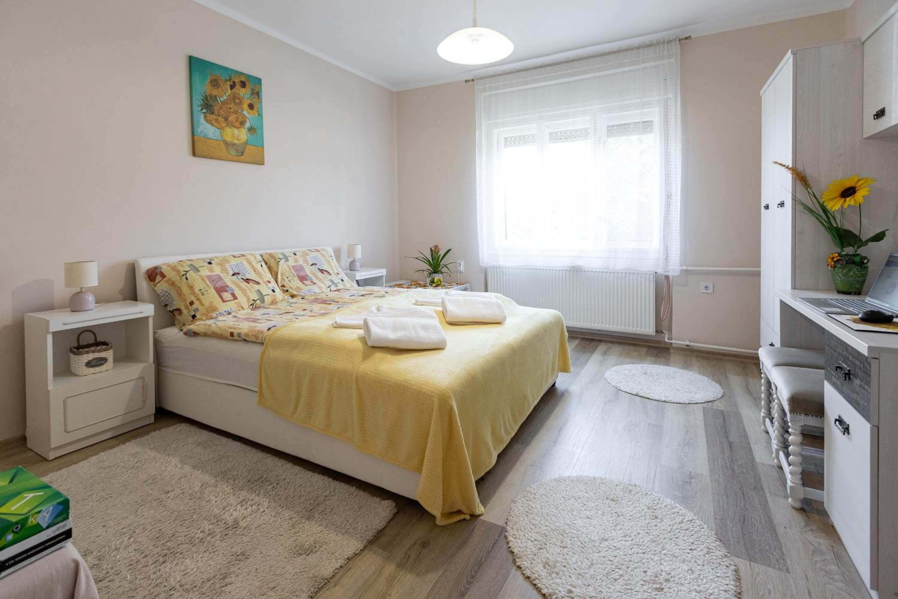 One-Bedroom Apartment photo 1