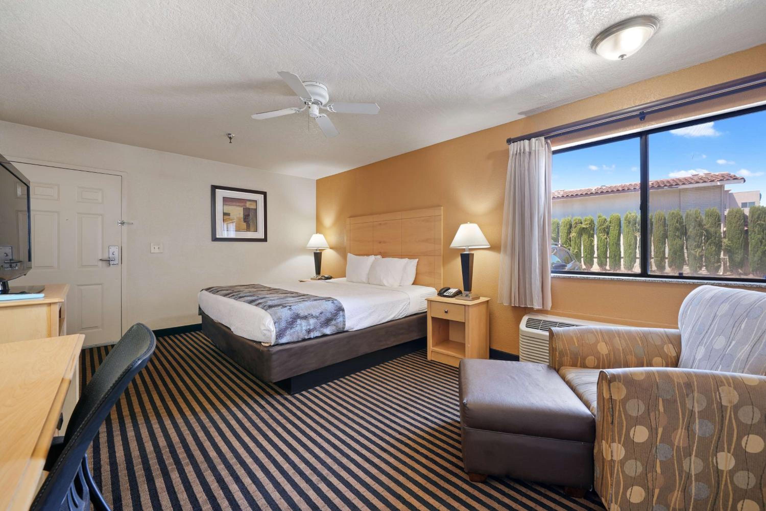 Two-Room Suite with Two King Beds - Non-Smoking - Photo 1
