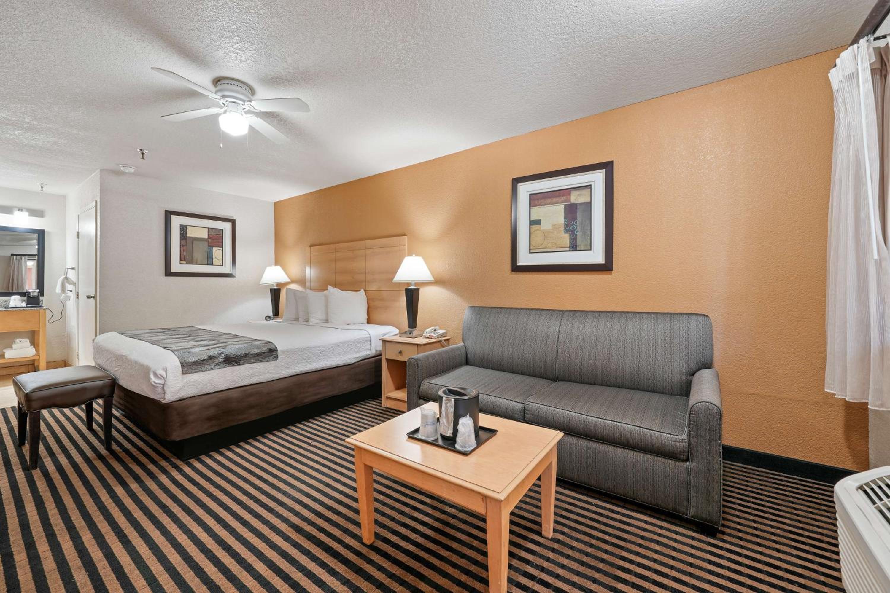 Two-Room Suite with Two King Beds - Non-Smoking - Photo 2