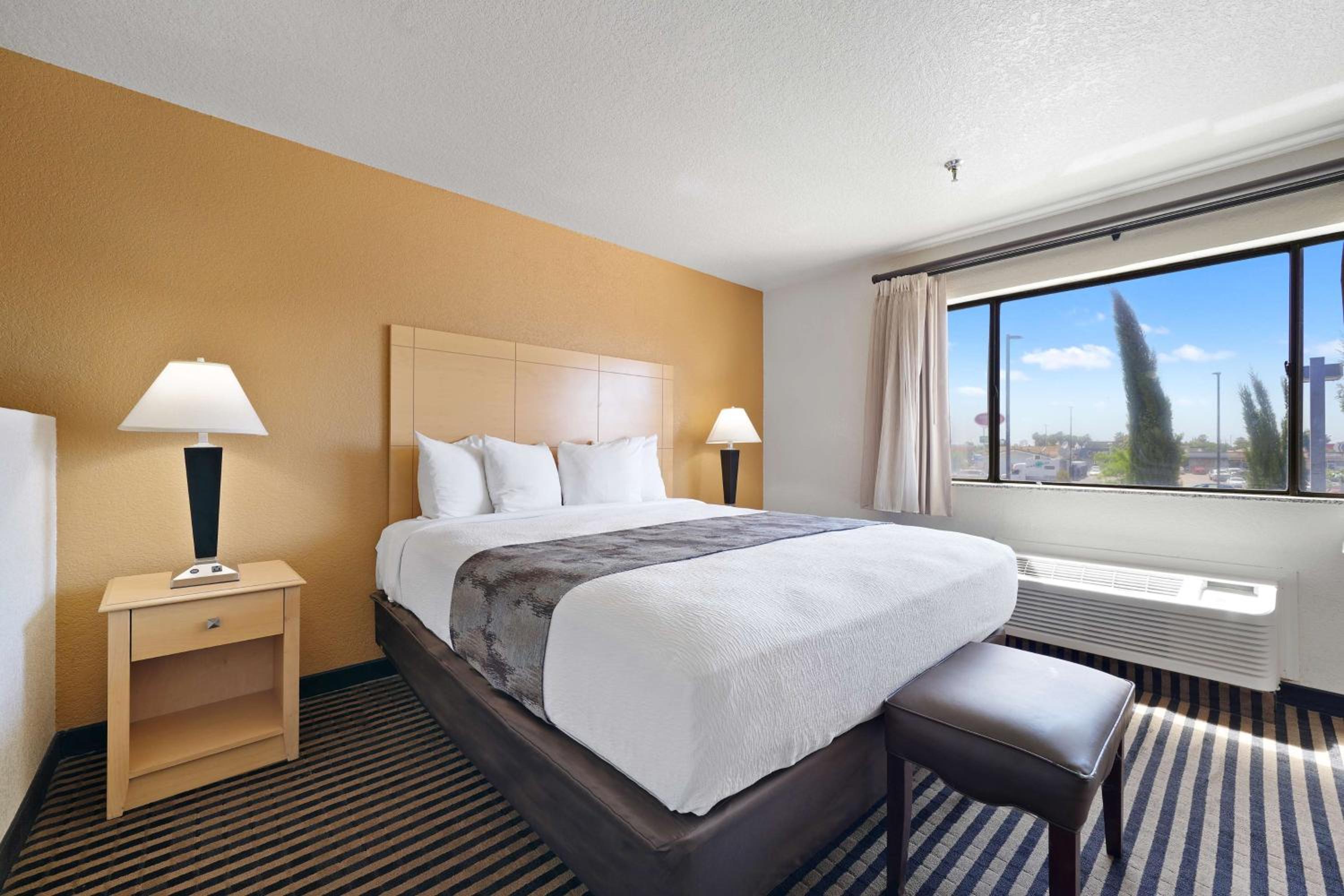 Executive King Suite - Non-Smoking - Photo 1