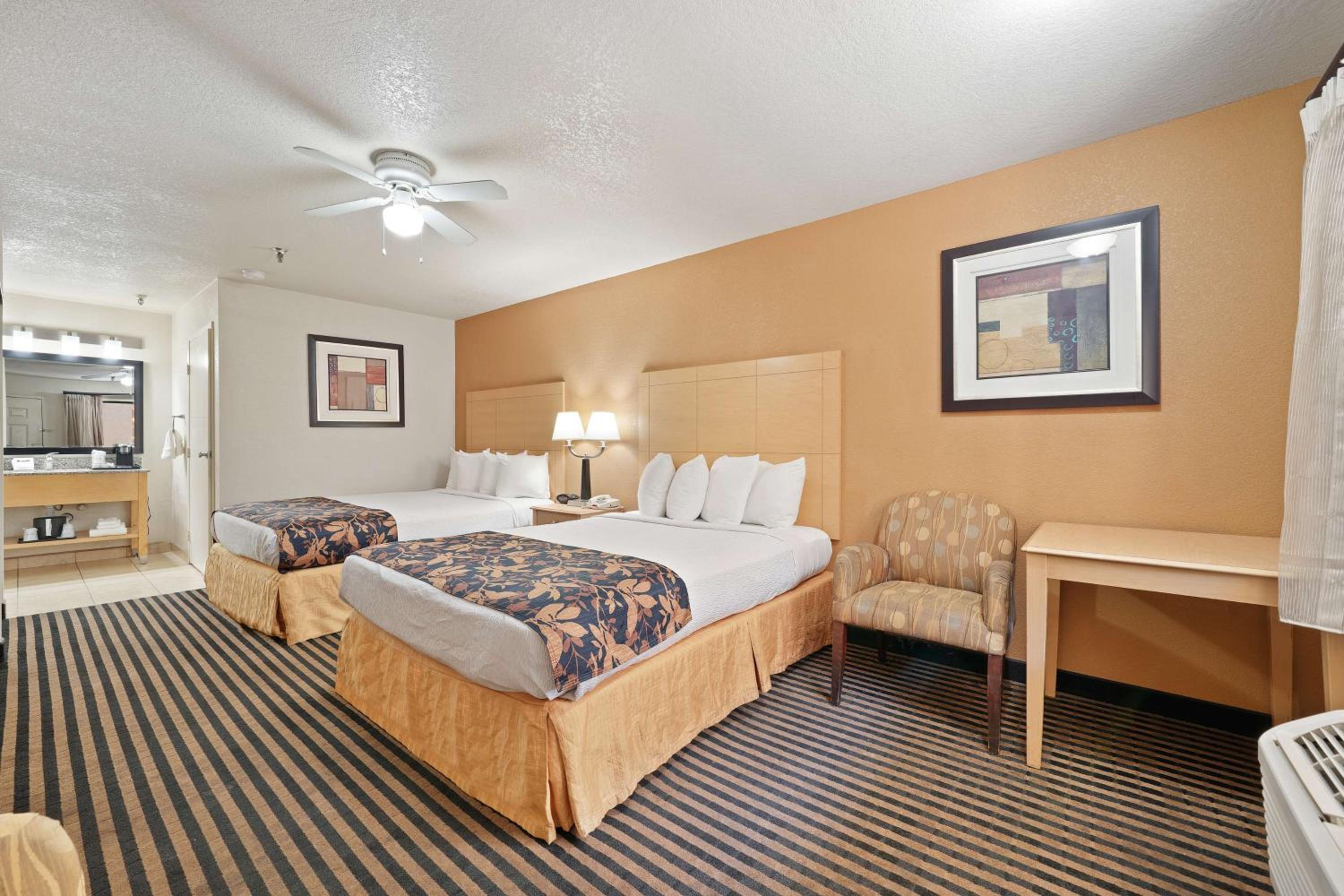 Queen Room with Two Queen Beds - Non-Smoking - Photo 2