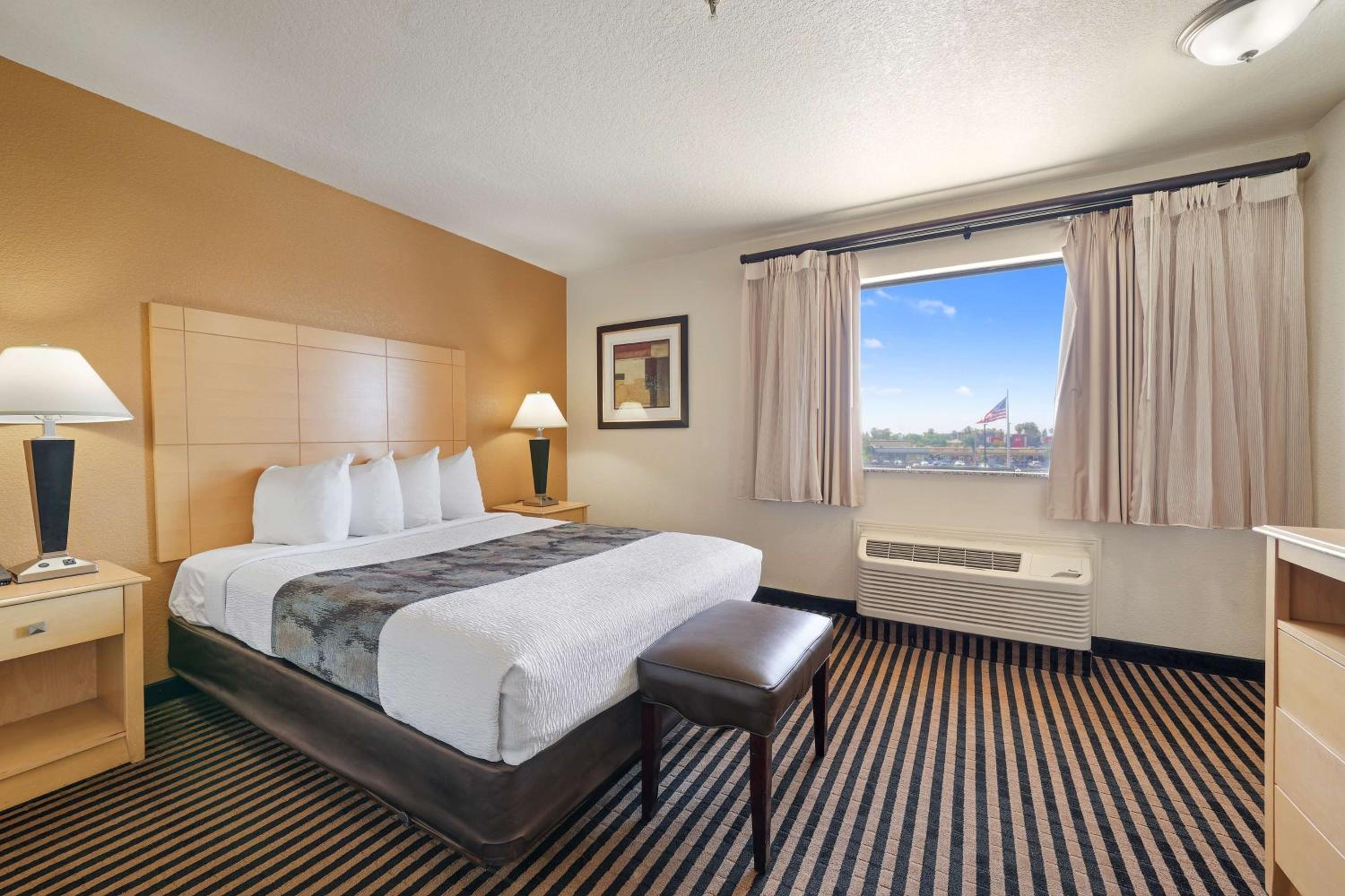 Queen Room with Two Queen Beds - Disability Access - Photo 4
