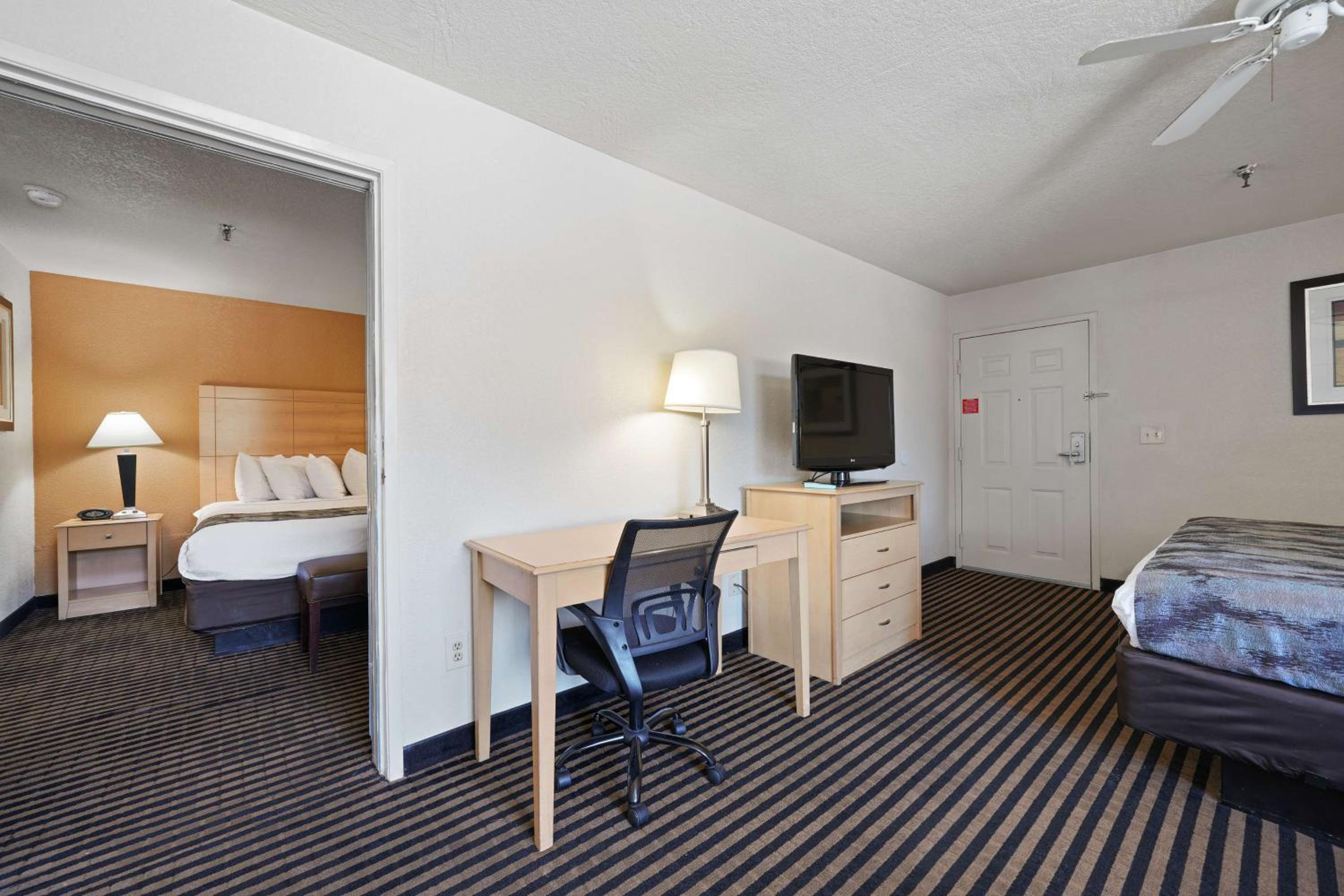Two-Room Suite with Two King Beds - Non-Smoking - Photo 3