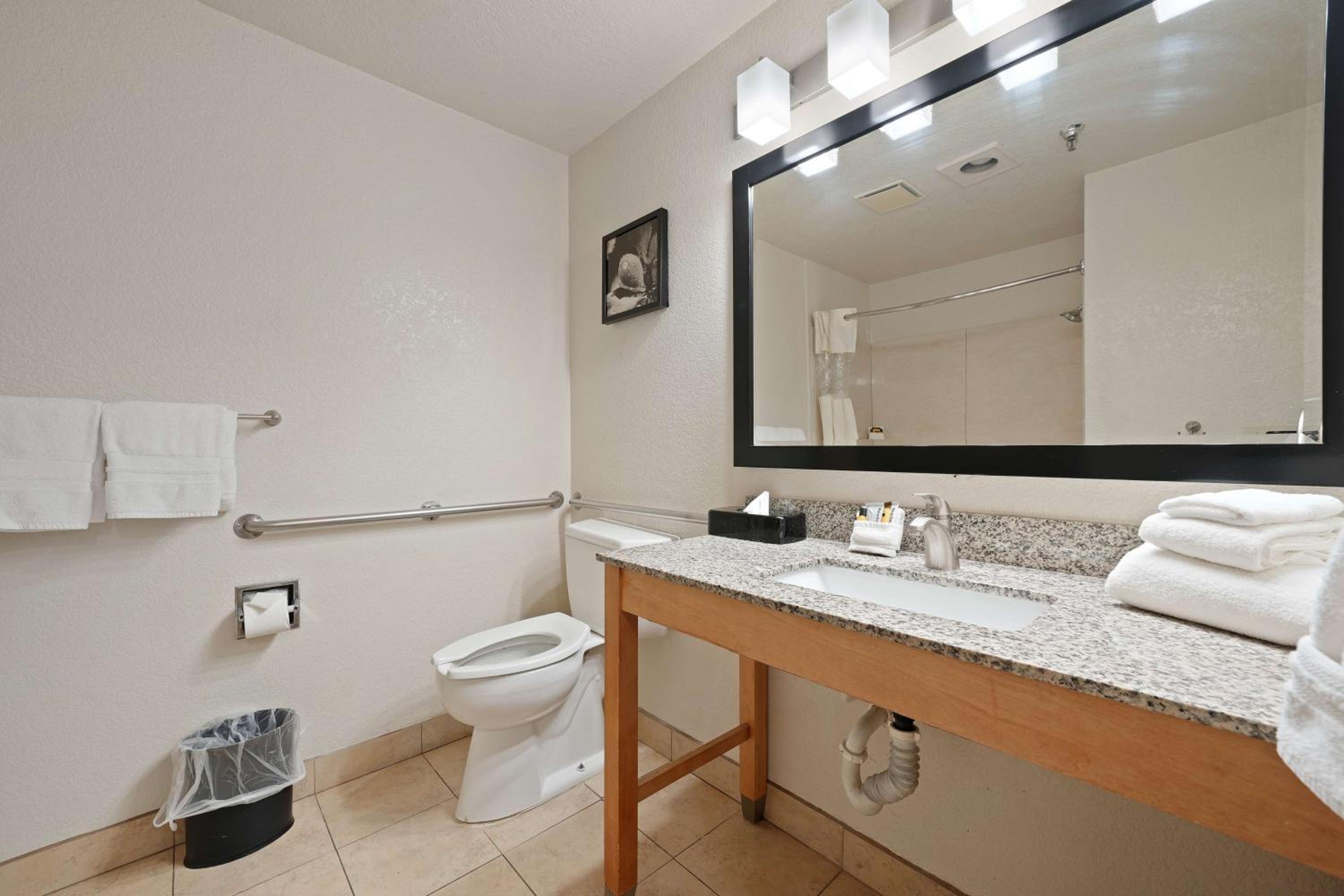 Executive Queen Room with Two Queen Beds- Disability Access - Photo 2