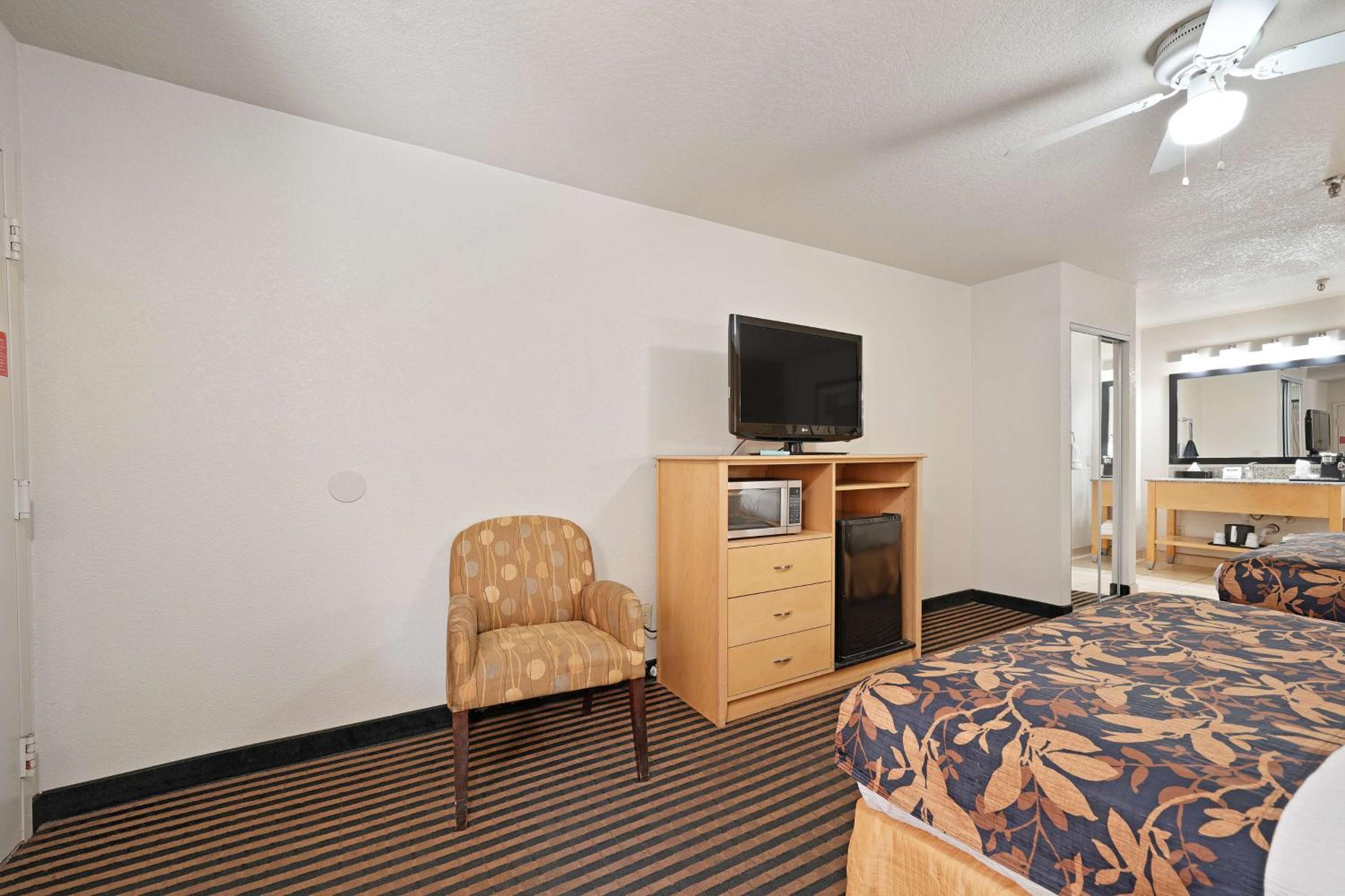 Queen Room with Two Queen Beds - Non-Smoking - Photo 5
