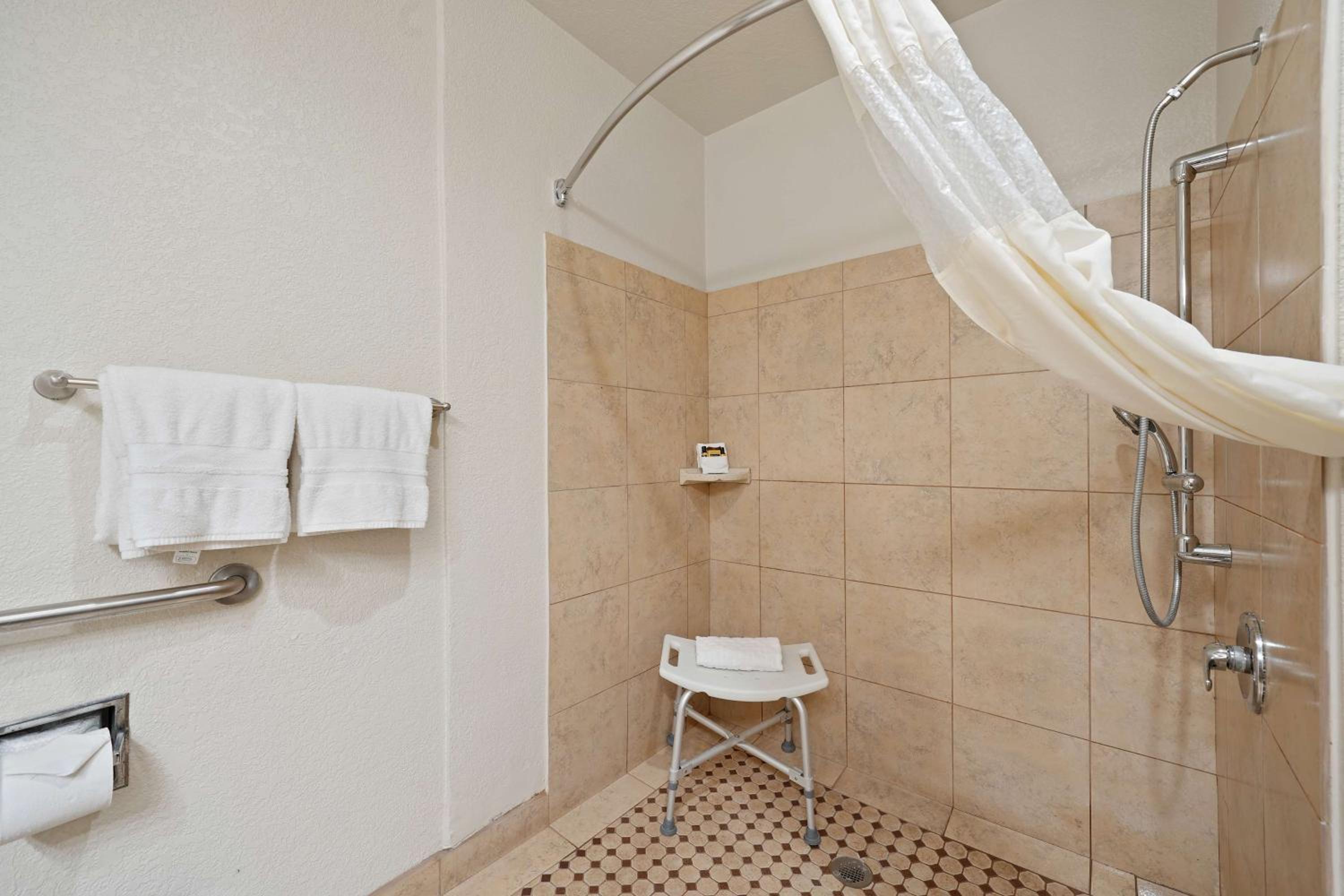 Queen Room with Two Queen Beds - Disability Access - Photo 5