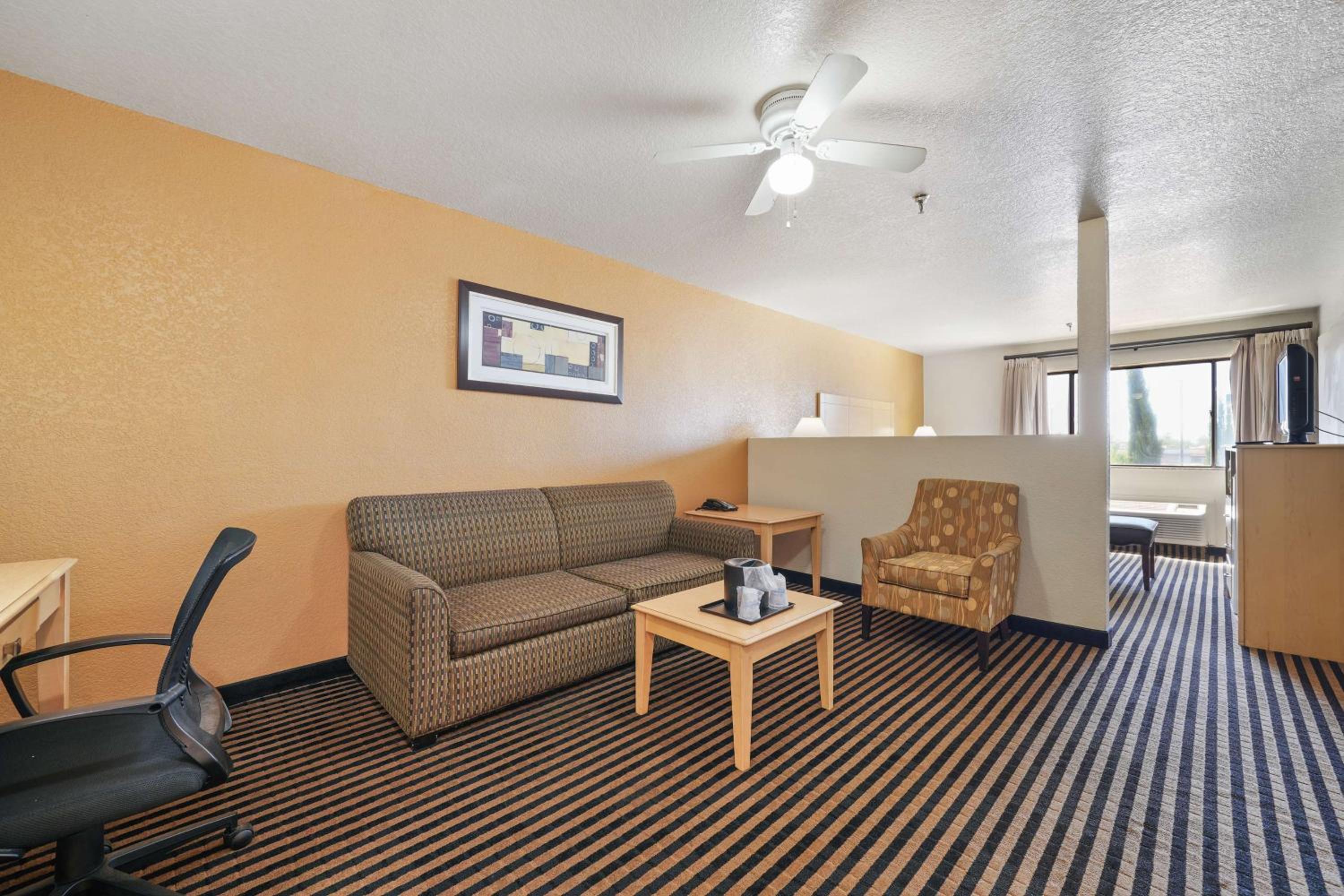 Executive King Suite - Non-Smoking - Photo 3