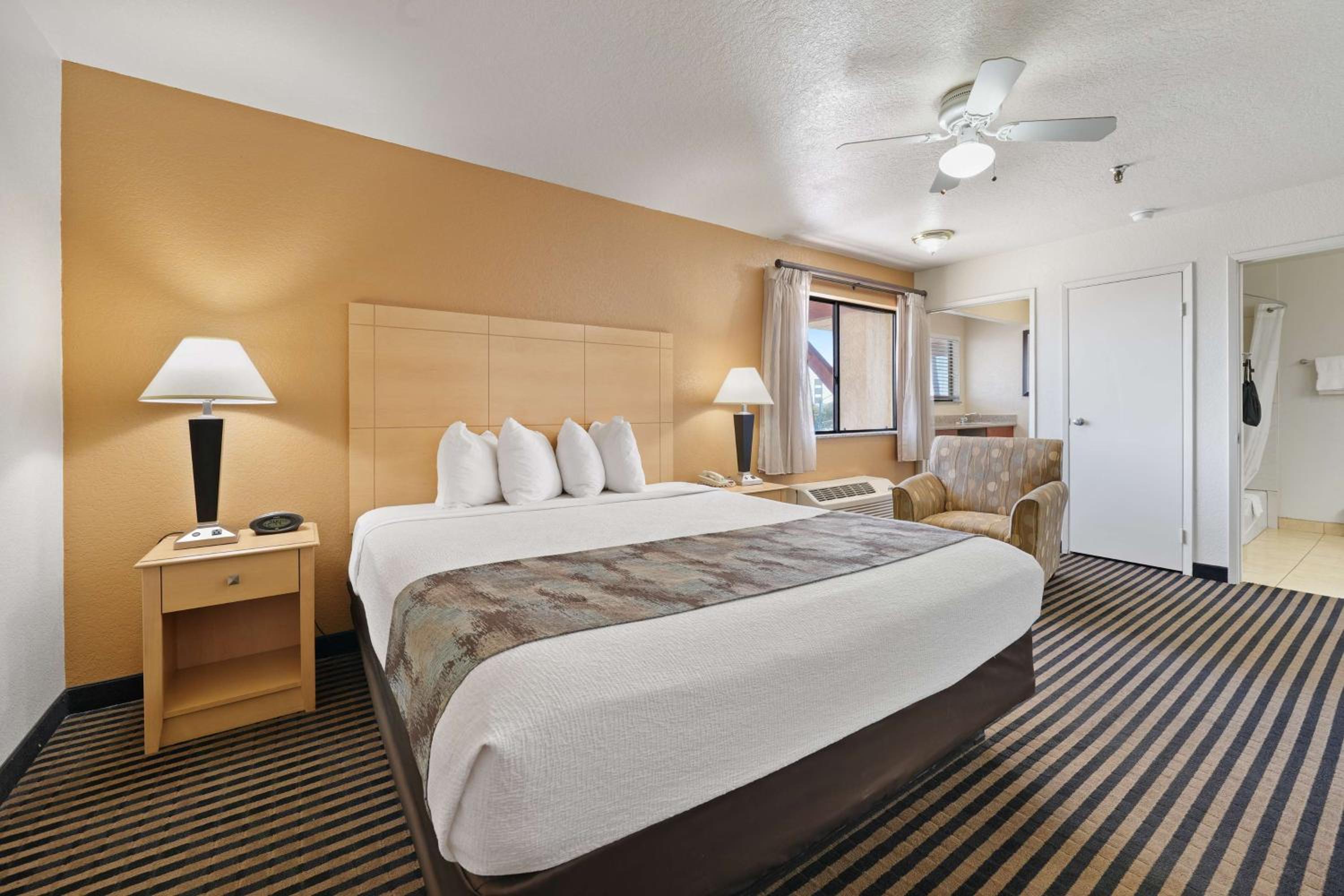 King Room - Non-Smoking - Photo 2