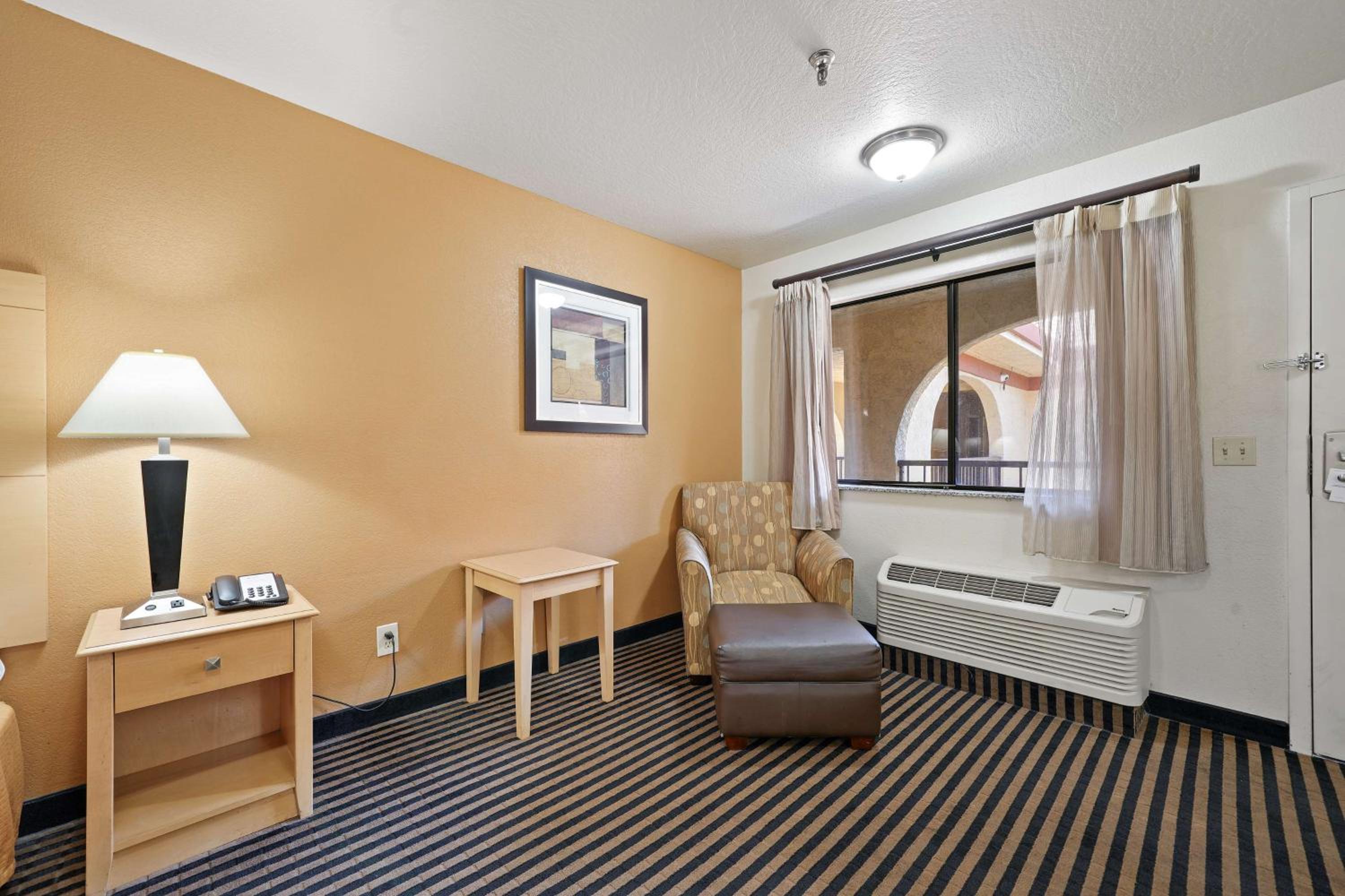 Executive King Room - Non-Smoking - Photo 3