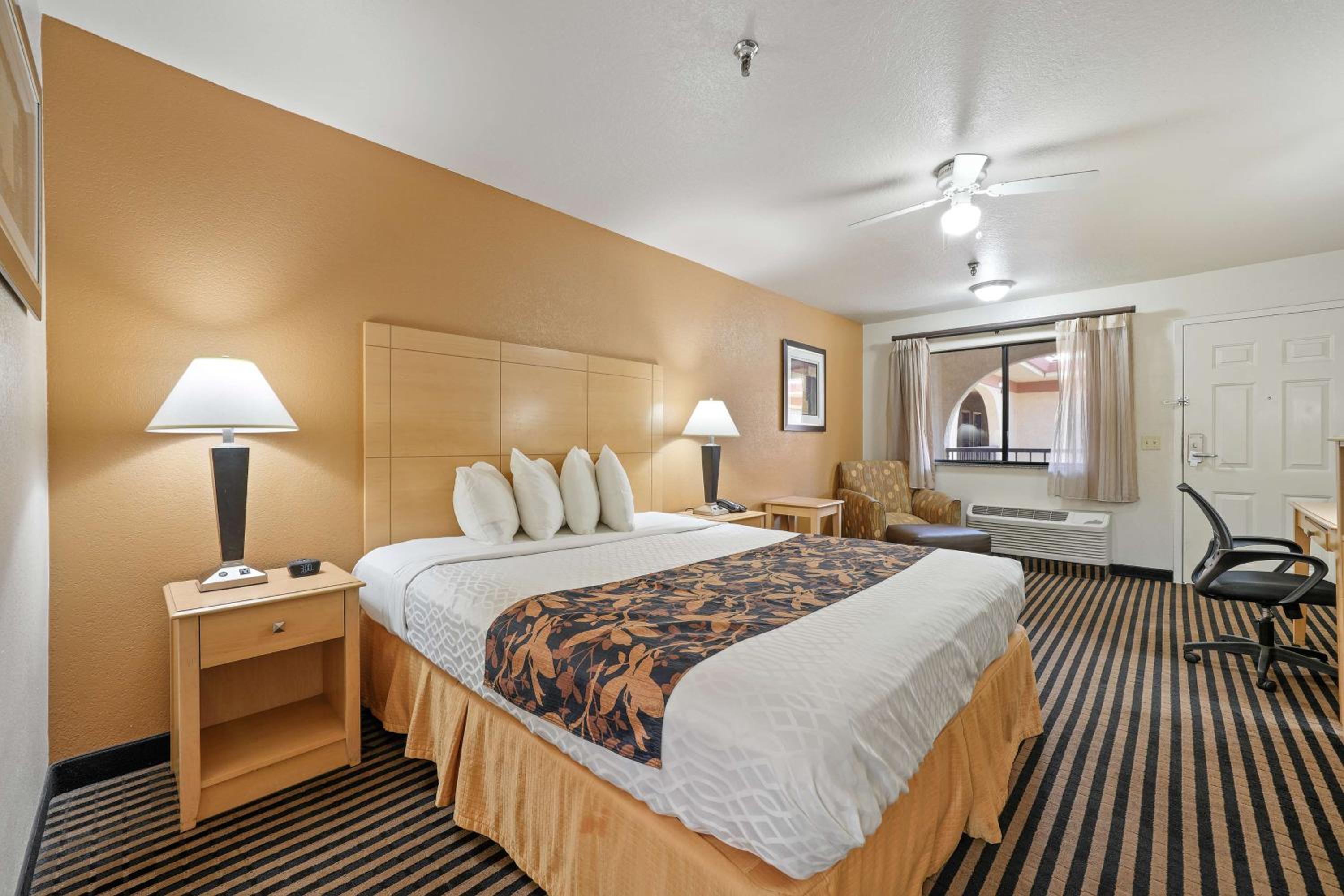 Executive King Room - Non-Smoking - Photo 5