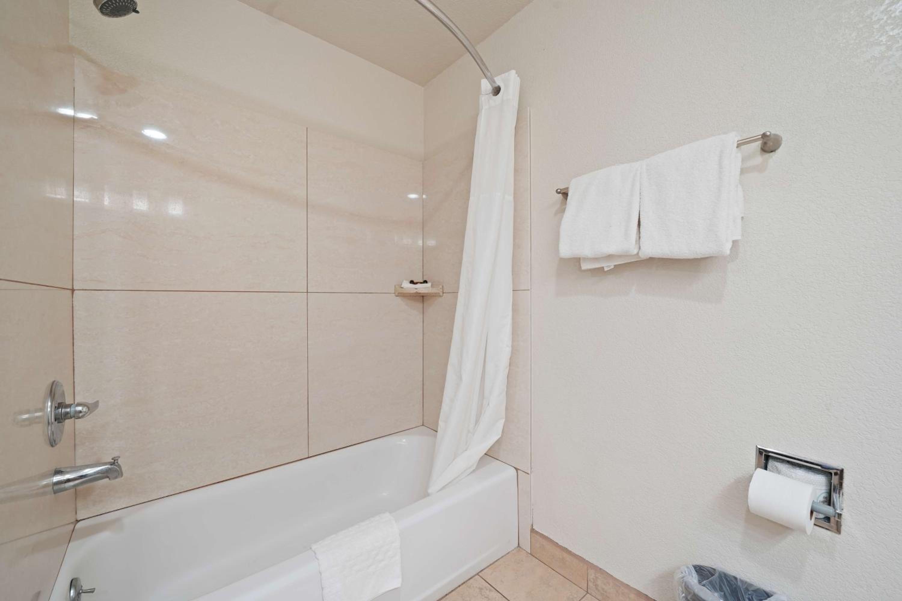 Queen Suite - Non-Smoking - Photo 3