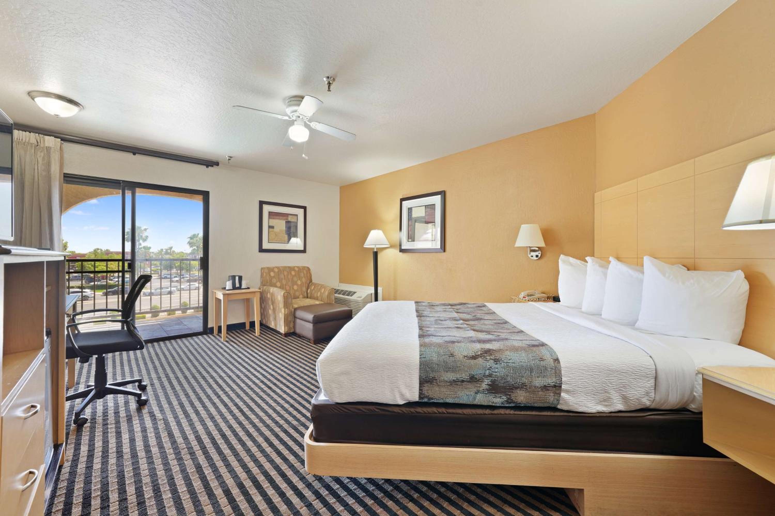 Queen Suite with Balcony - Non-Smoking - Photo 1