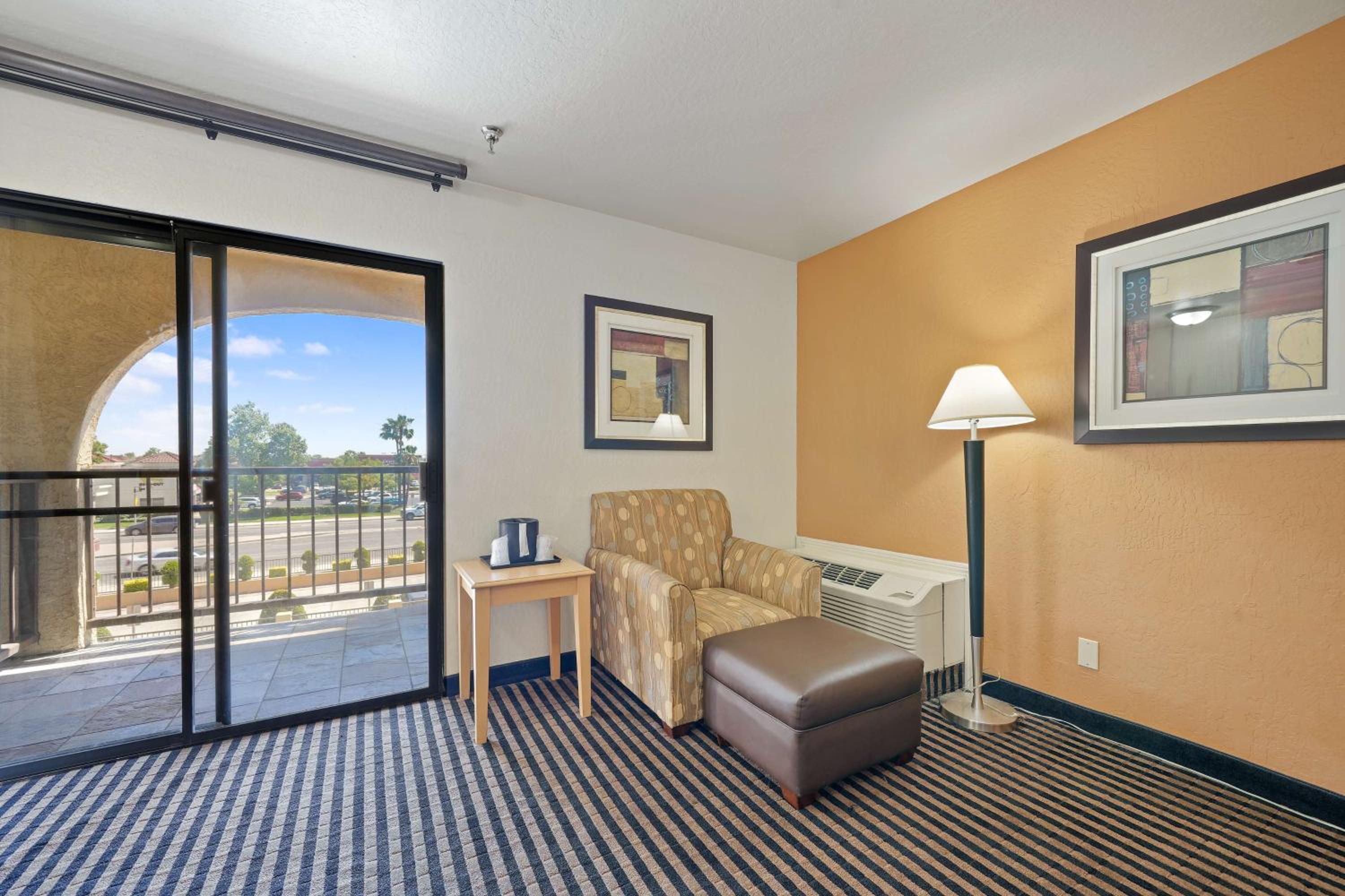 Queen Suite with Balcony - Non-Smoking - Photo 5