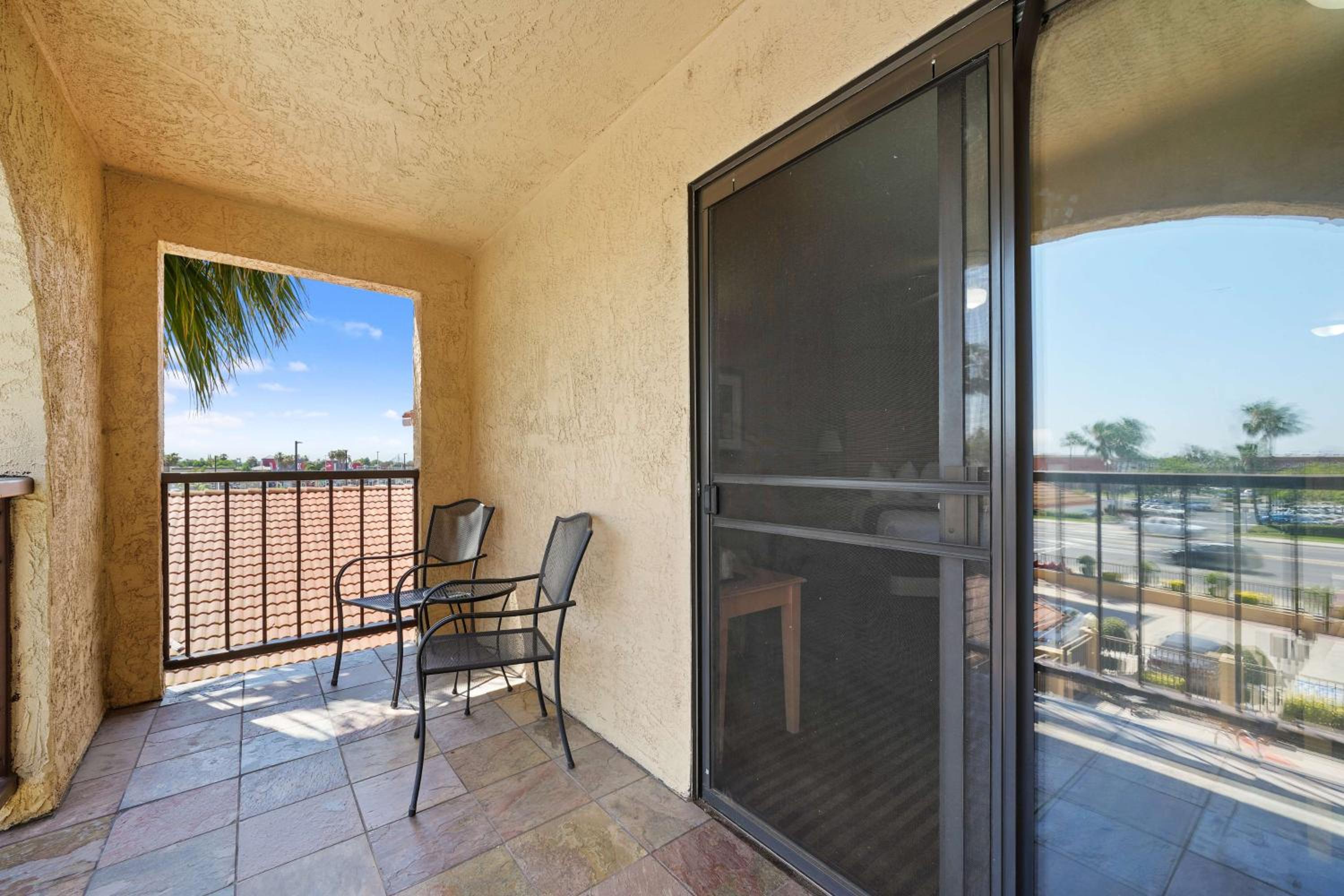 Queen Suite with Balcony - Non-Smoking - Photo 3
