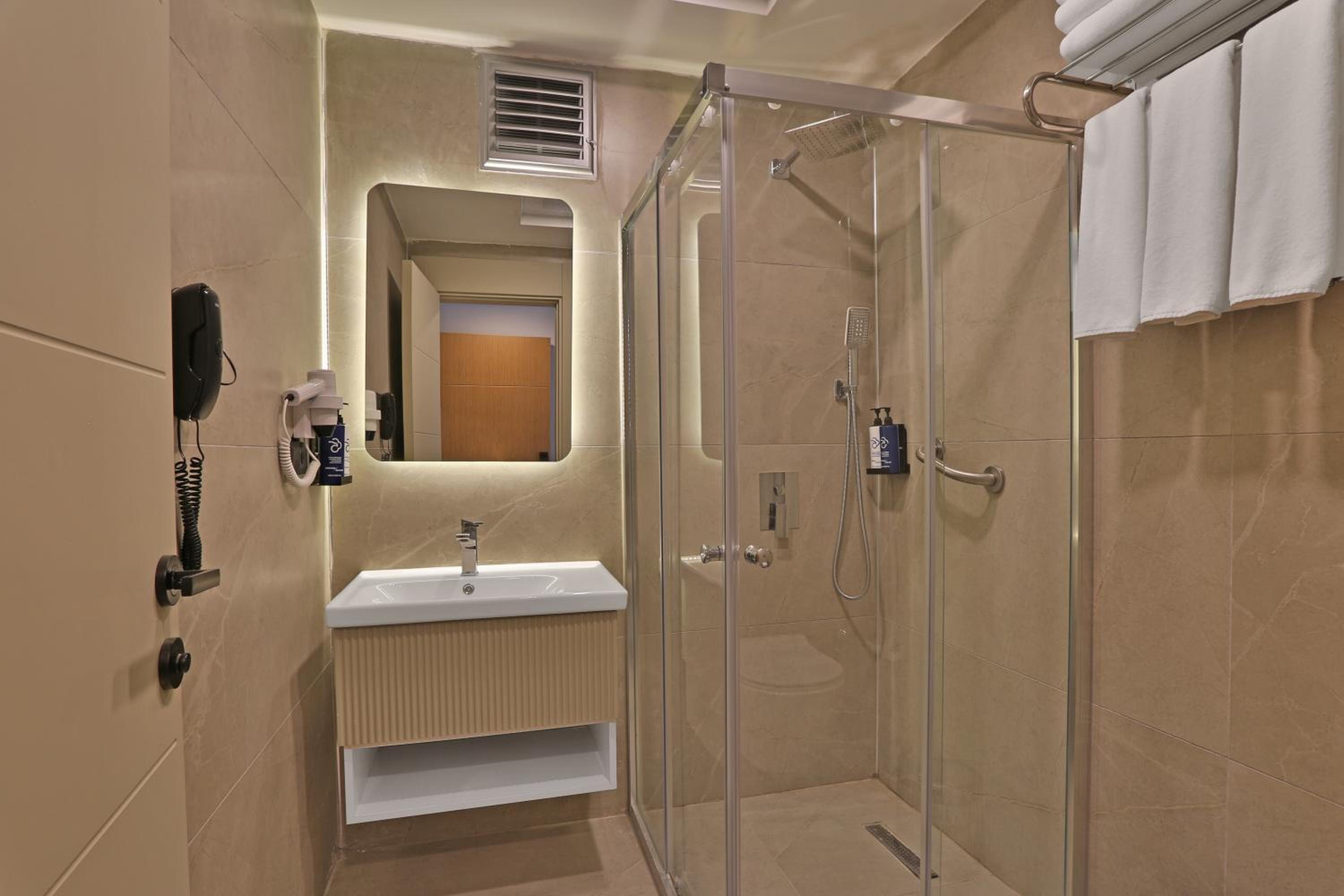 Twin Room with Pool View - Photo 5